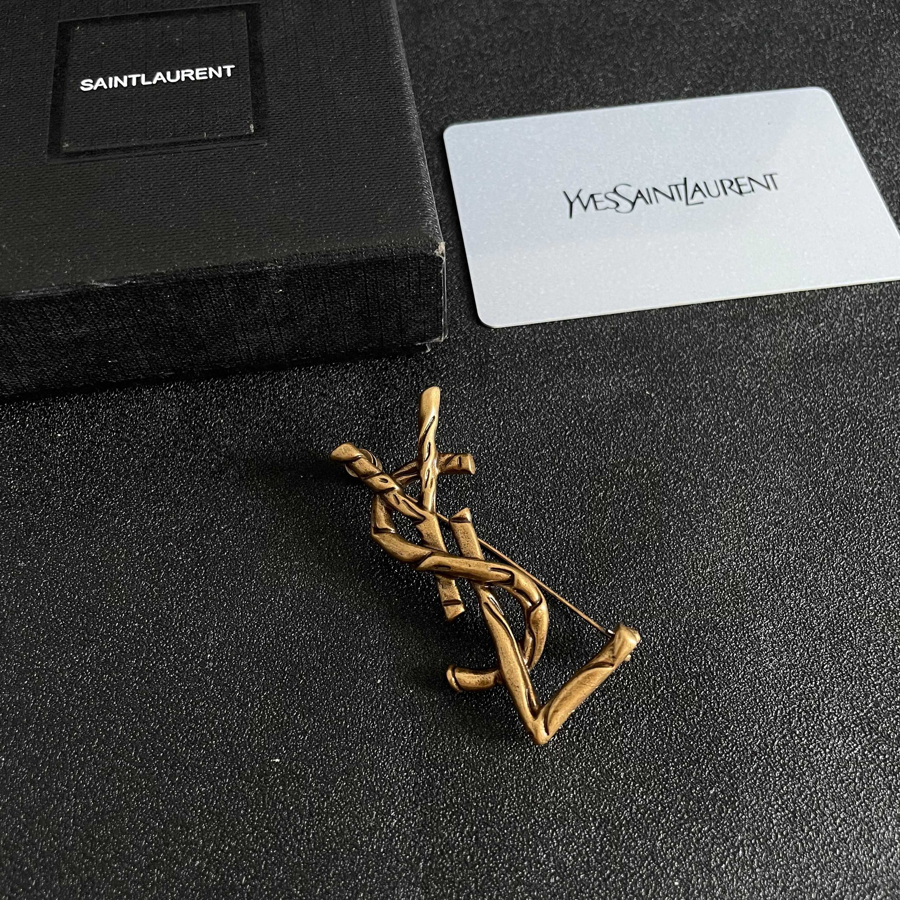 圣罗兰YSL 经典复古胸针 奢侈   复古铜色 犹如酒会礼服一般，绚烂多姿。经典 最具个性魅力象征永远的