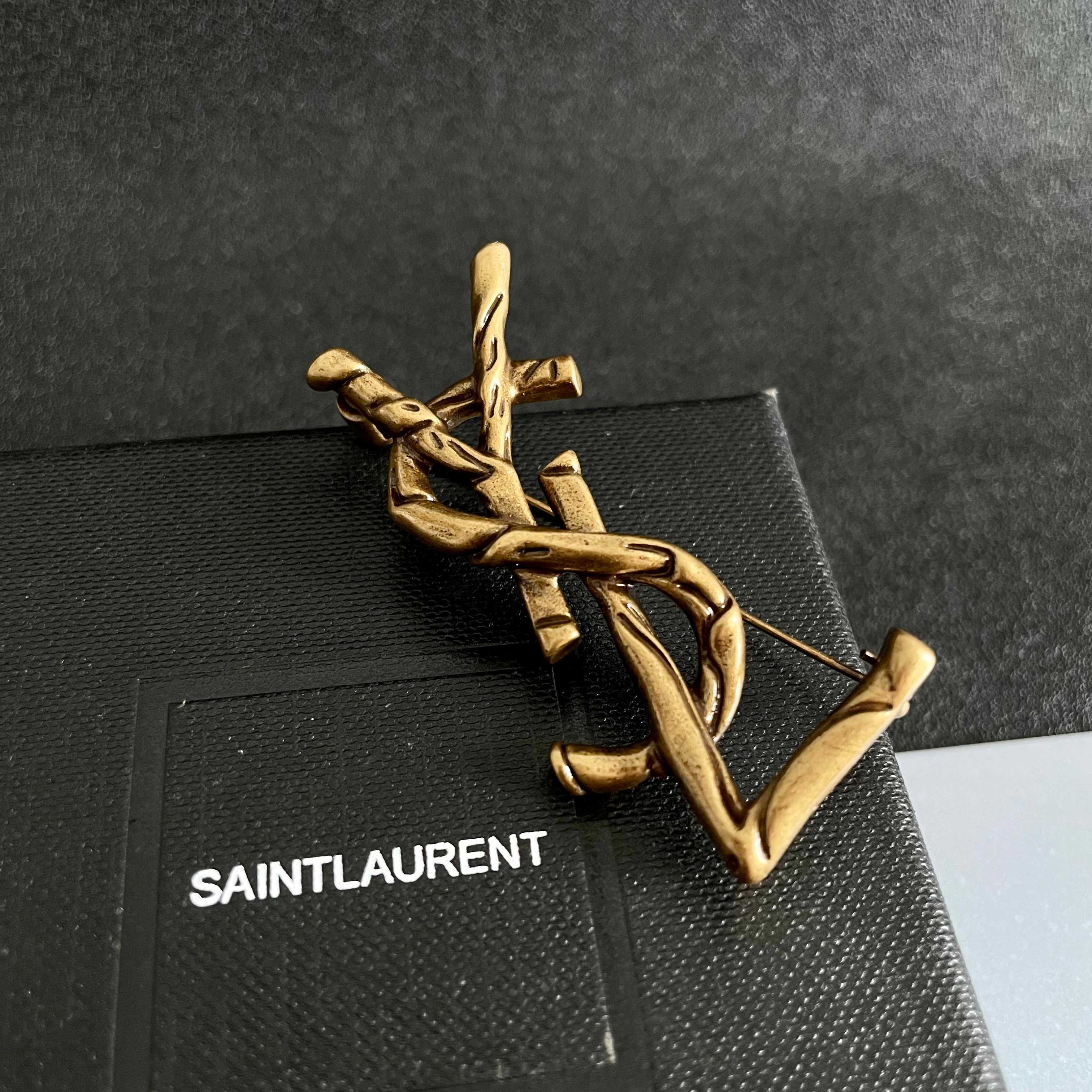 圣罗兰YSL 经典复古胸针 奢侈   复古铜色 犹如酒会礼服一般，绚烂多姿。经典 最具个性魅力象征永远的