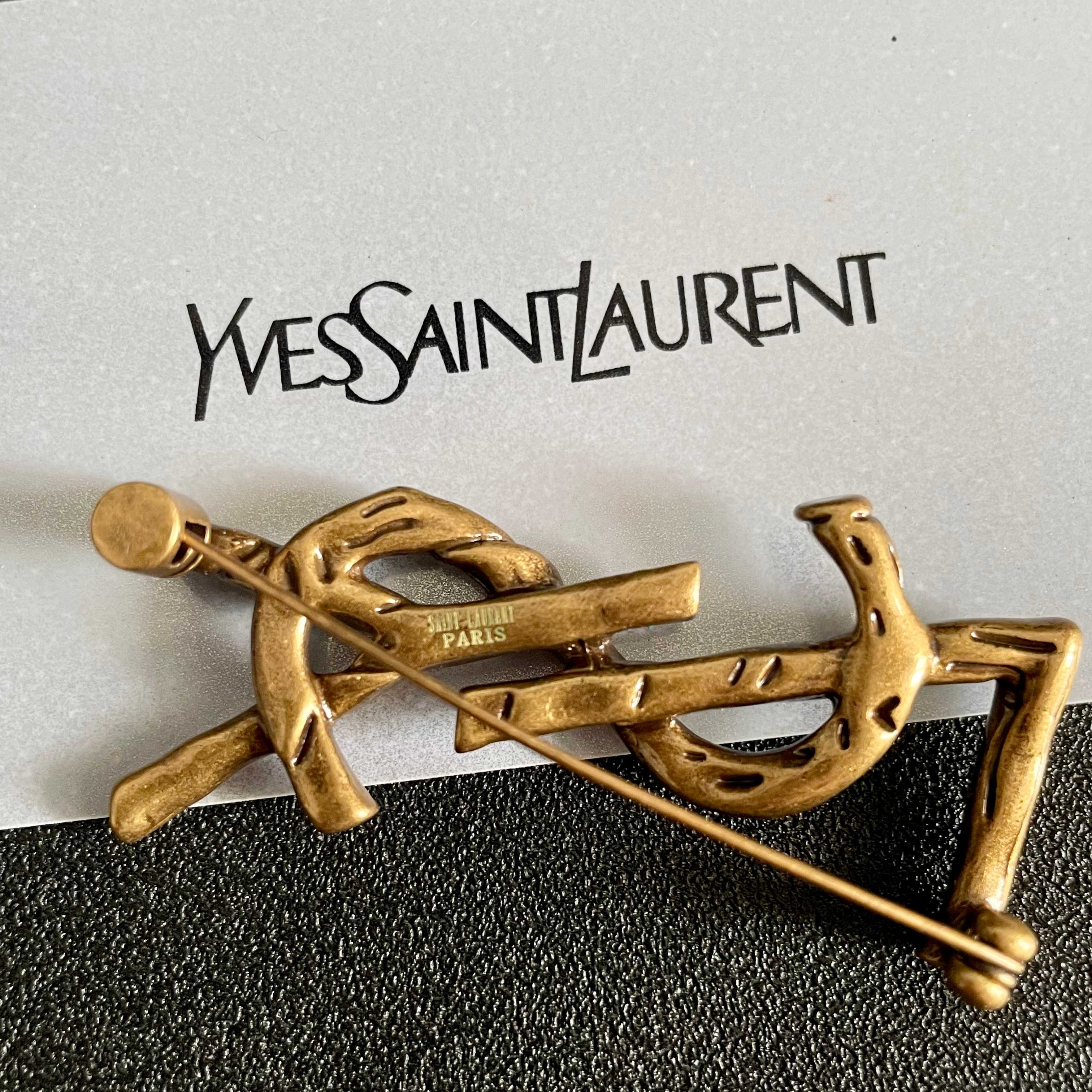 圣罗兰YSL 经典复古胸针 奢侈   复古铜色 犹如酒会礼服一般，绚烂多姿。经典 最具个性魅力象征永远的