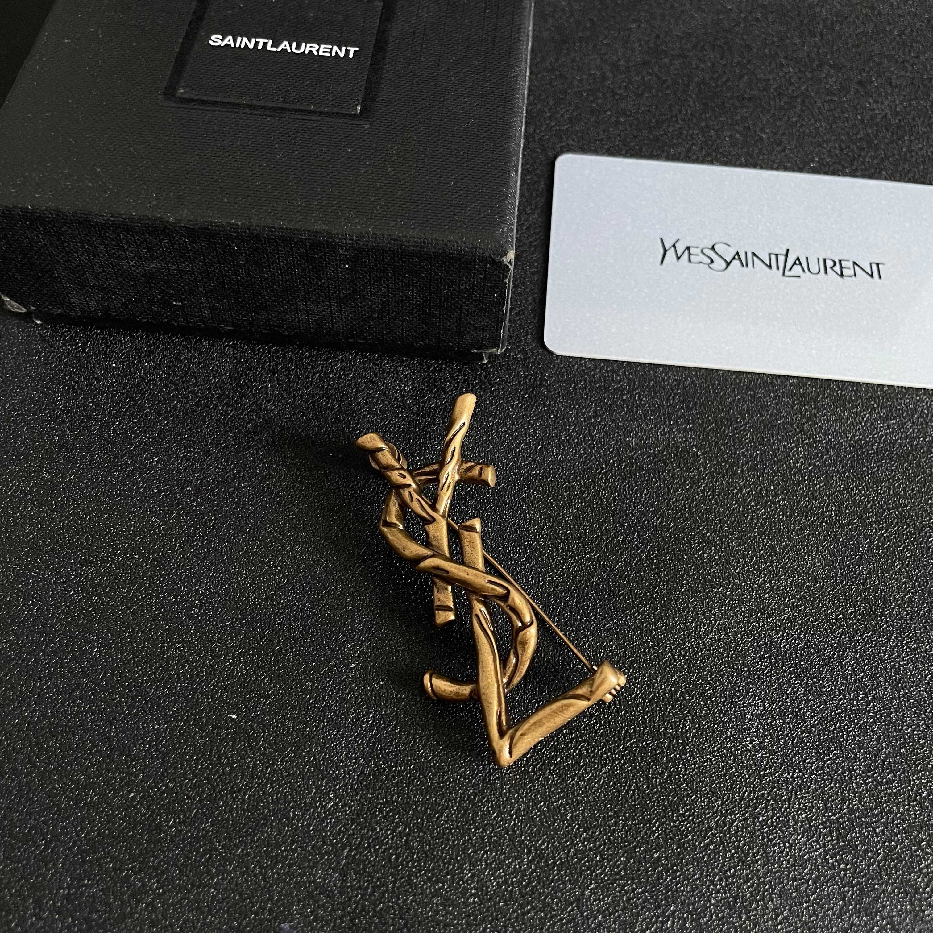 圣罗兰YSL 经典复古胸针 奢侈   复古铜色 犹如酒会礼服一般，绚烂多姿。经典 最具个性魅力象征永远的