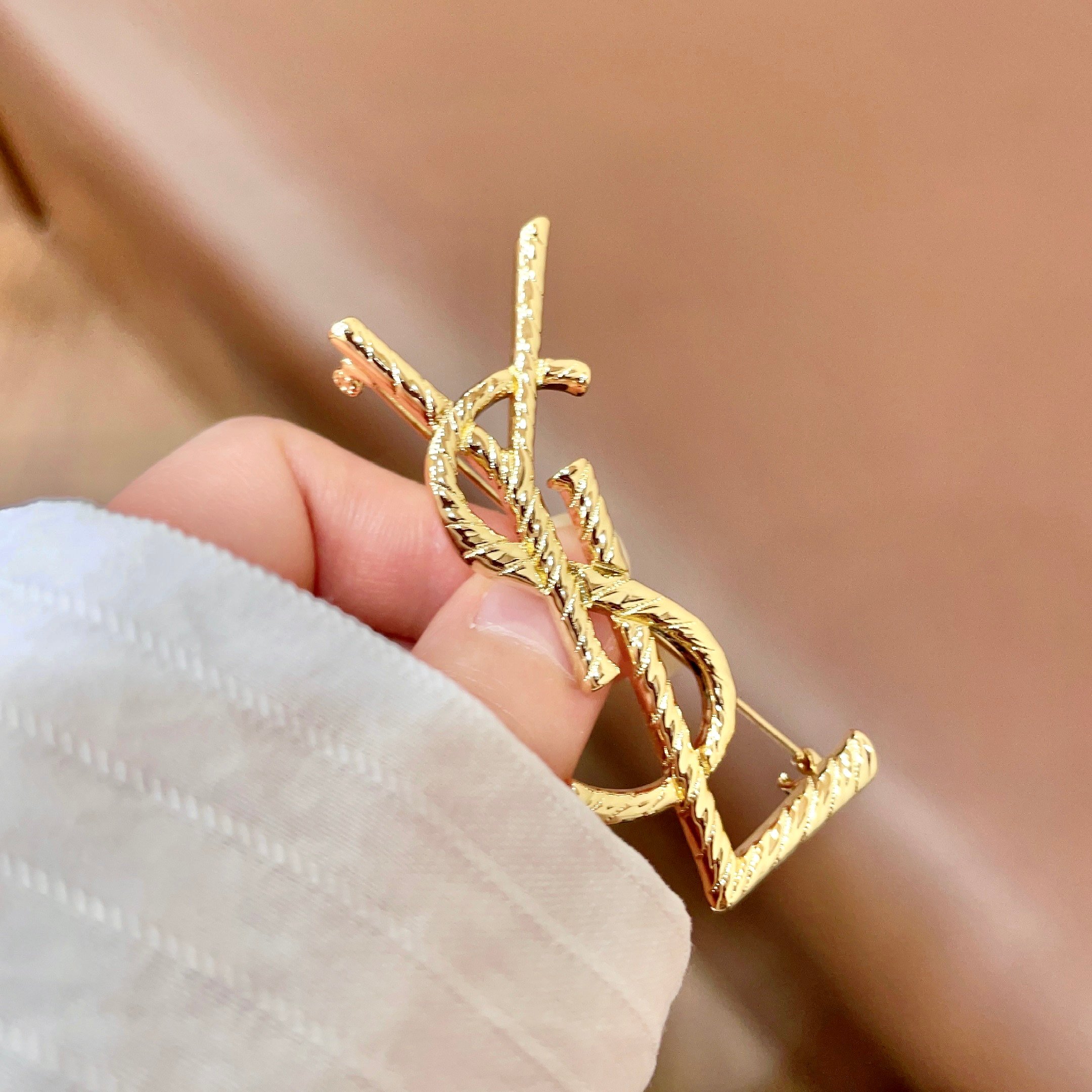 圣罗兰YSL 经典复古胸针 奢侈   复古铜色螺纹 犹如酒会礼服一般，绚烂多姿。经典 最具个性魅力象征永