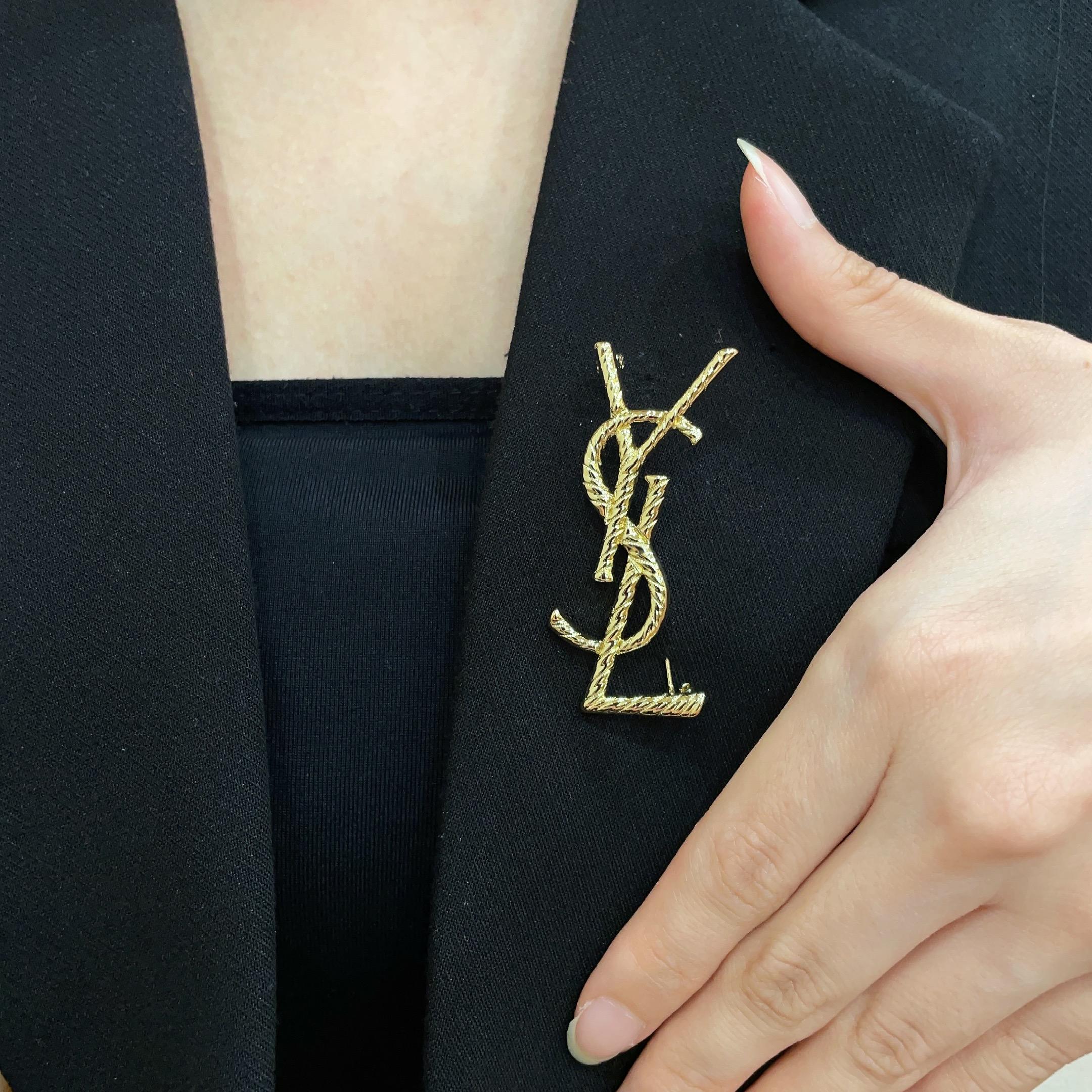 圣罗兰YSL 经典复古胸针 奢侈   复古铜色螺纹 犹如酒会礼服一般，绚烂多姿。经典 最具个性魅力象征永