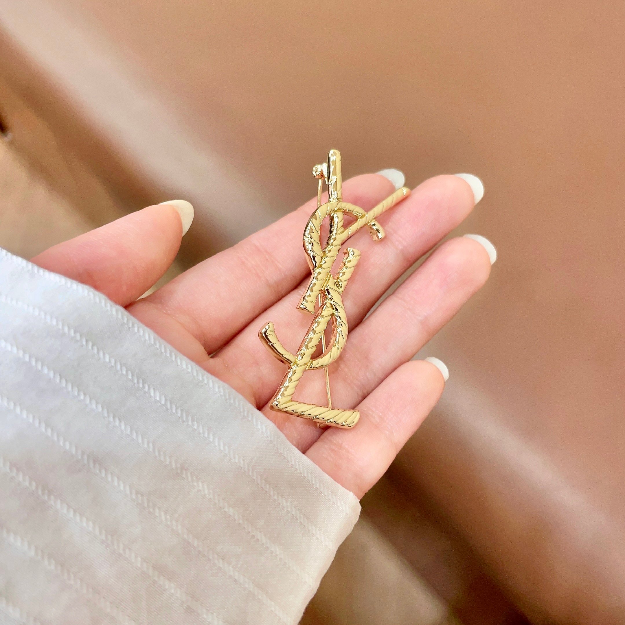 圣罗兰YSL 经典复古胸针 奢侈   复古铜色螺纹 犹如酒会礼服一般，绚烂多姿。经典 最具个性魅力象征永