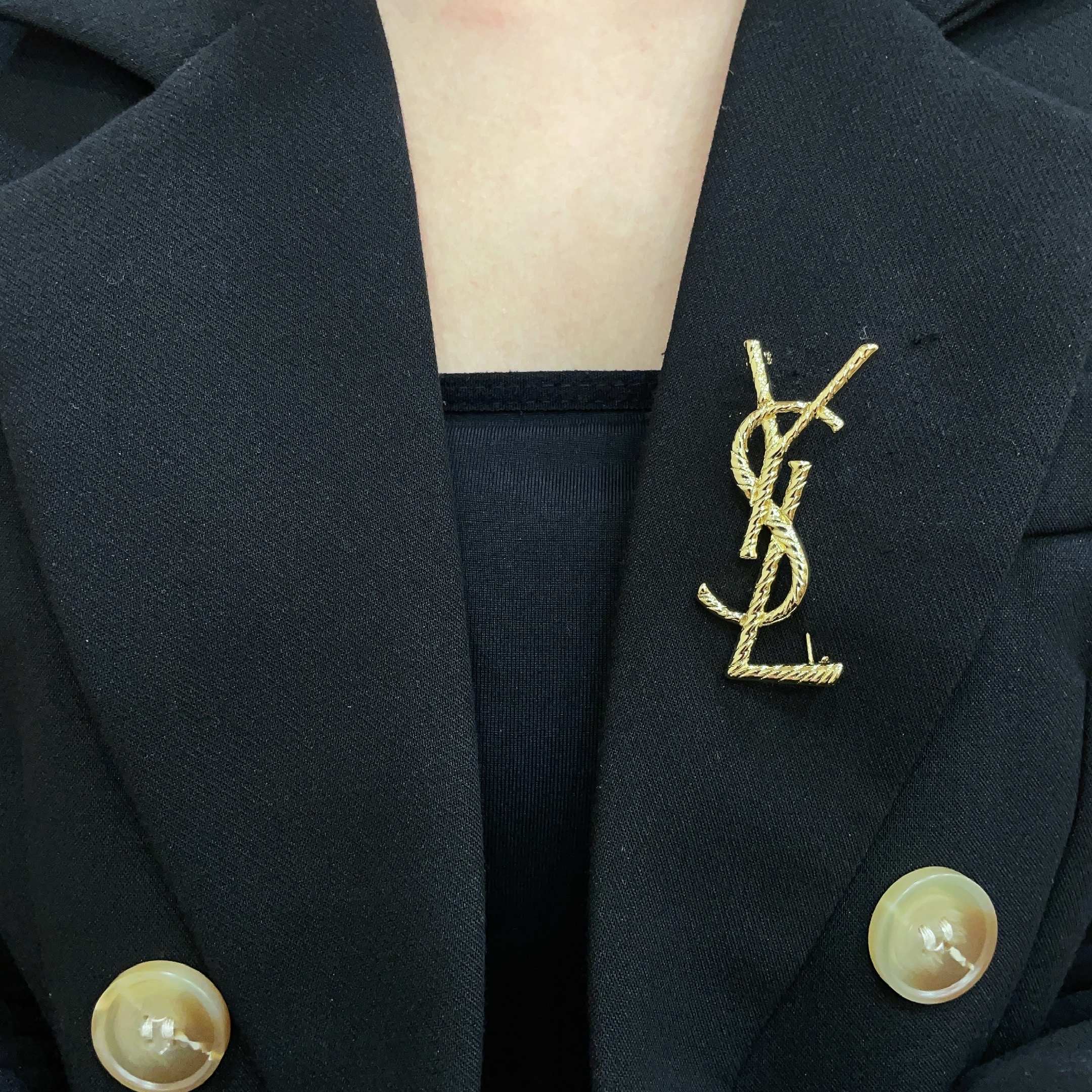 圣罗兰YSL 经典复古胸针 奢侈   复古铜色螺纹 犹如酒会礼服一般，绚烂多姿。经典 最具个性魅力象征永