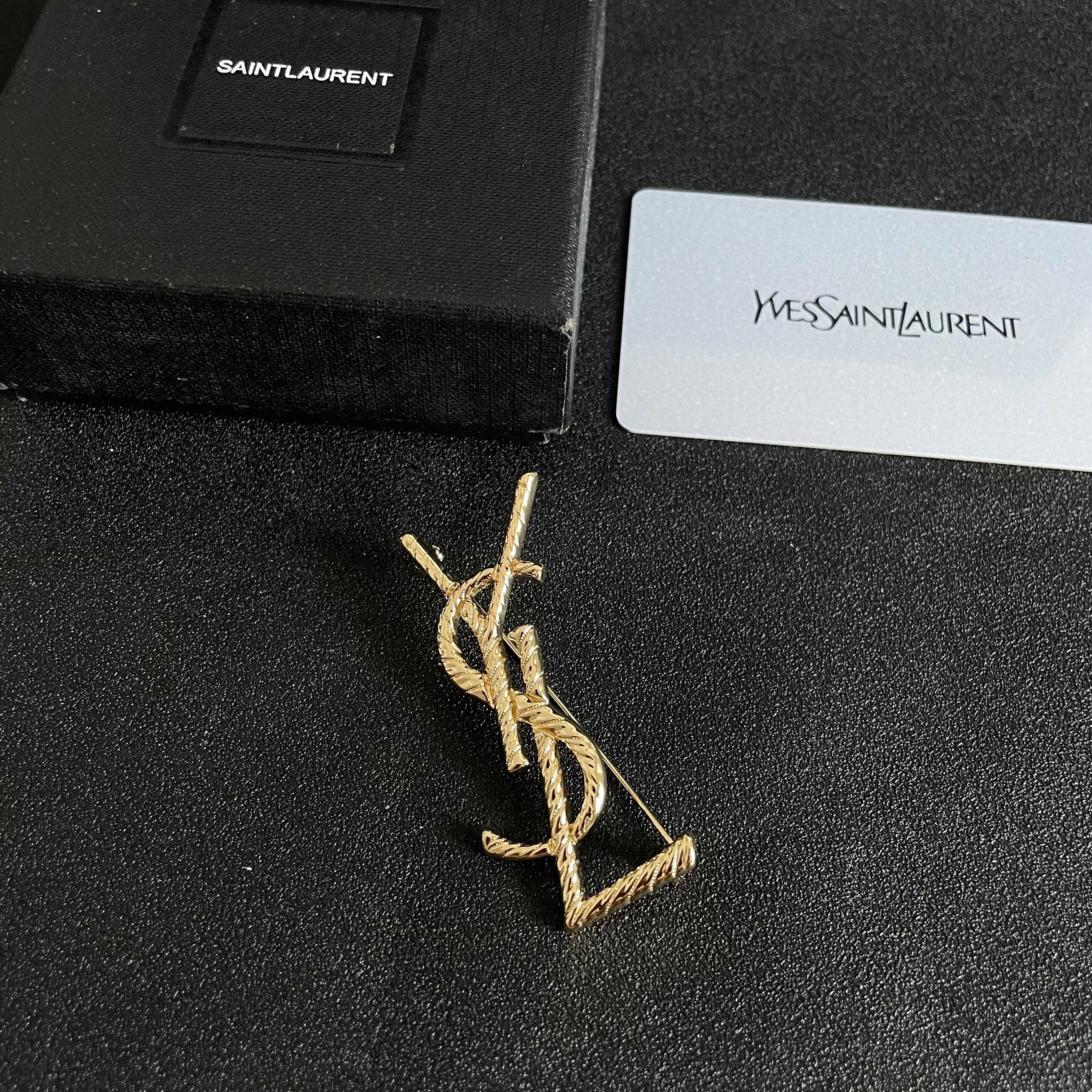 圣罗兰YSL 经典复古胸针 奢侈   复古铜色螺纹 犹如酒会礼服一般，绚烂多姿。经典 最具个性魅力象征永