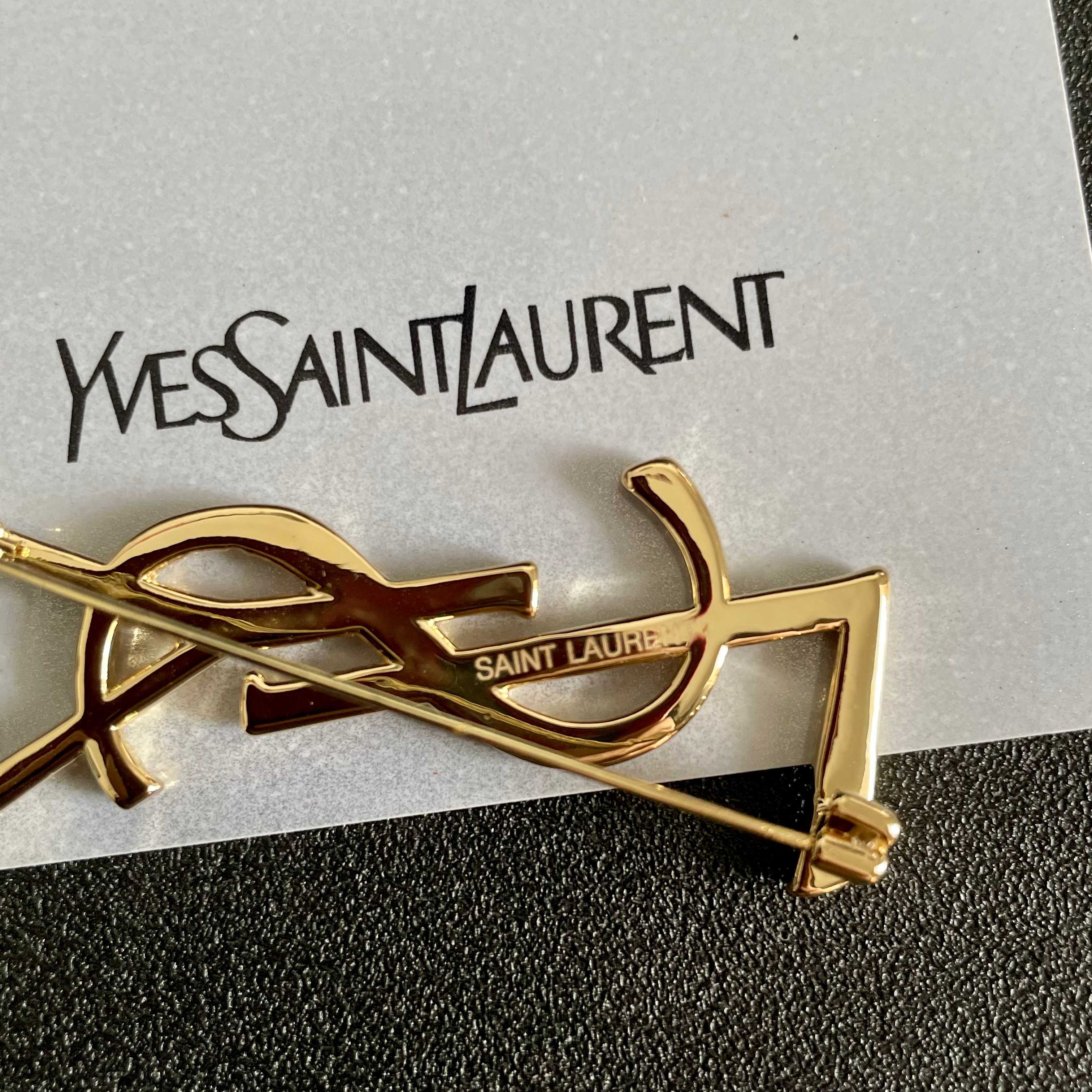 圣罗兰YSL 经典复古胸针 奢侈   复古铜色螺纹 犹如酒会礼服一般，绚烂多姿。经典 最具个性魅力象征永