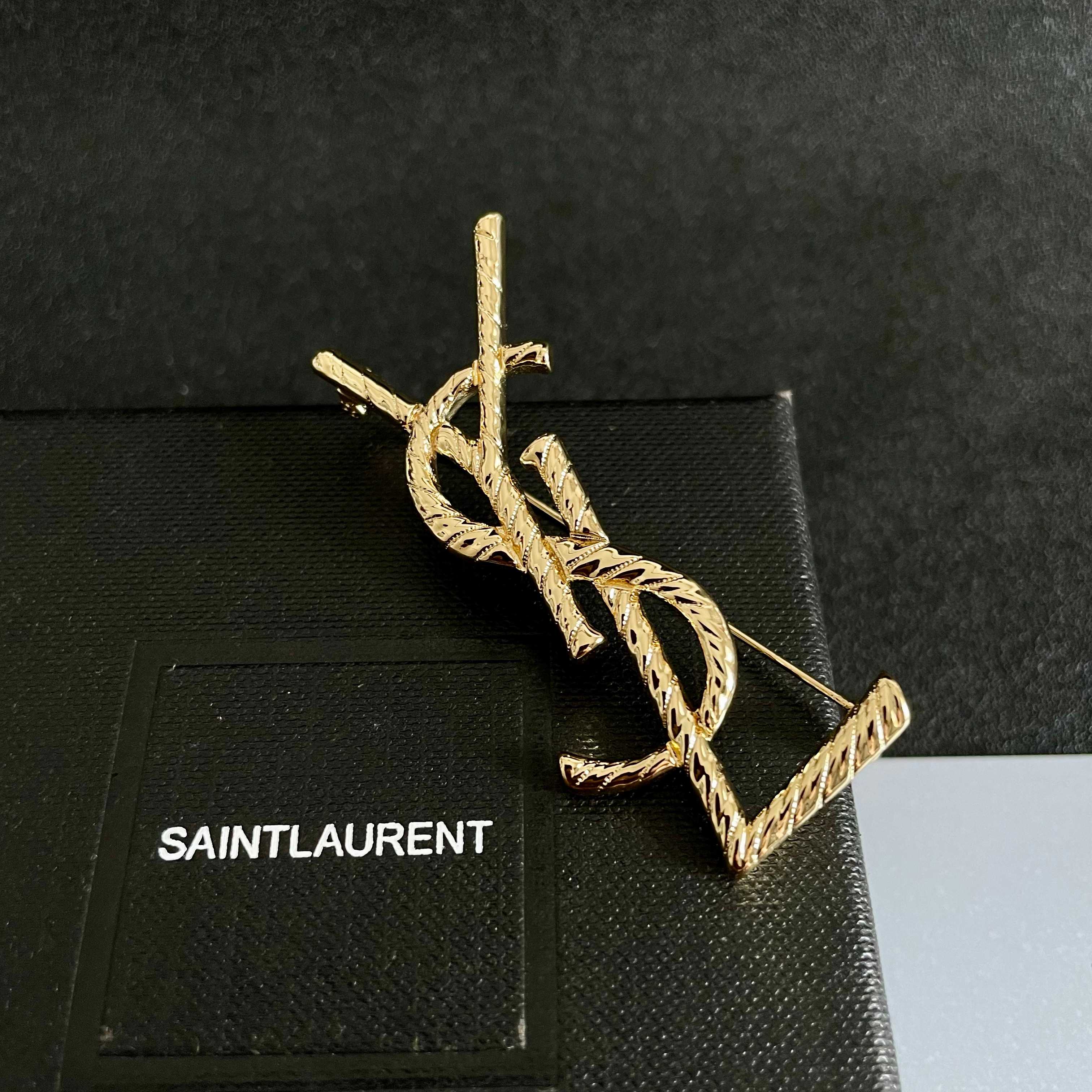 圣罗兰YSL 经典复古胸针 奢侈   复古铜色螺纹 犹如酒会礼服一般，绚烂多姿。经典 最具个性魅力象征永