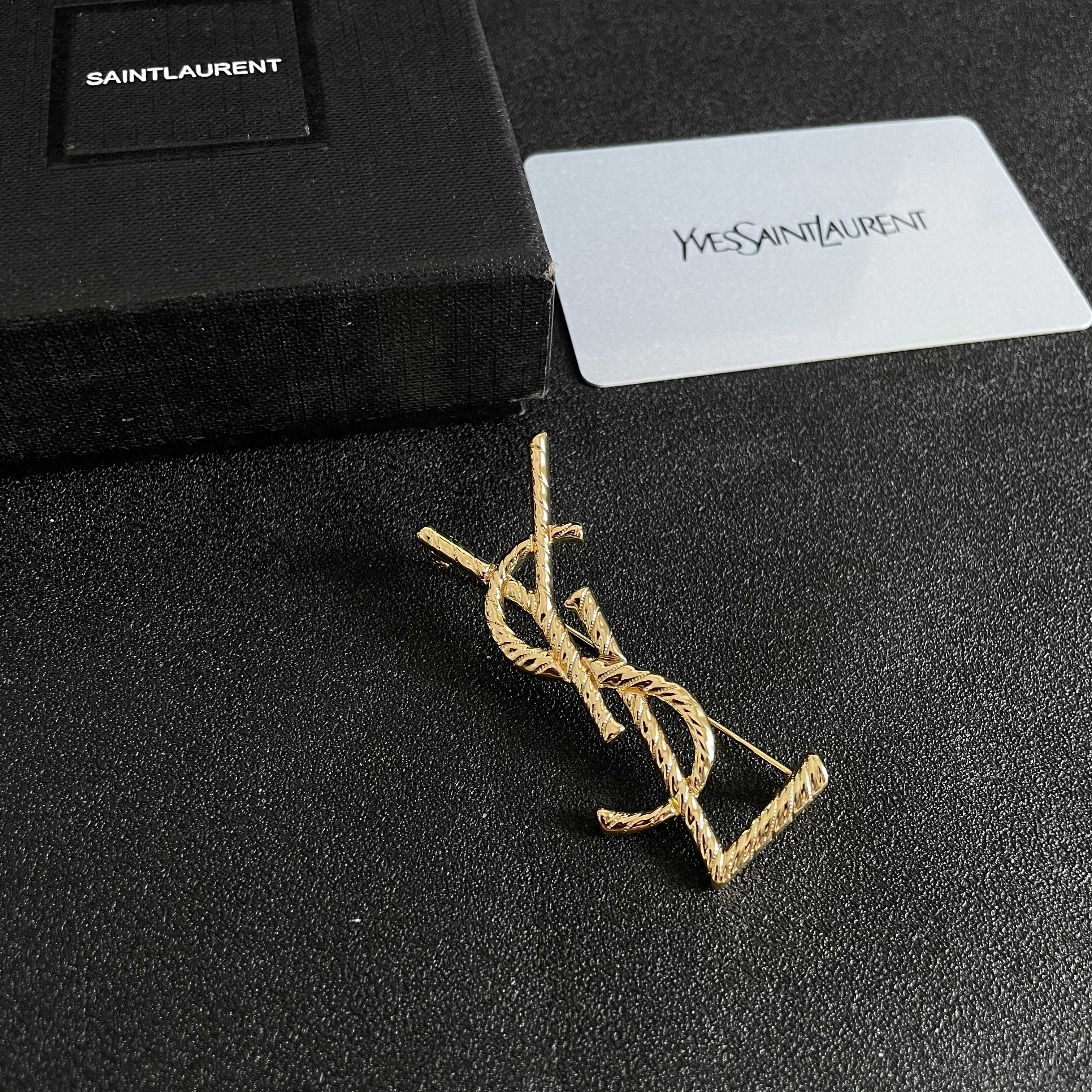 圣罗兰YSL 经典复古胸针 奢侈   复古铜色螺纹 犹如酒会礼服一般，绚烂多姿。经典 最具个性魅力象征永