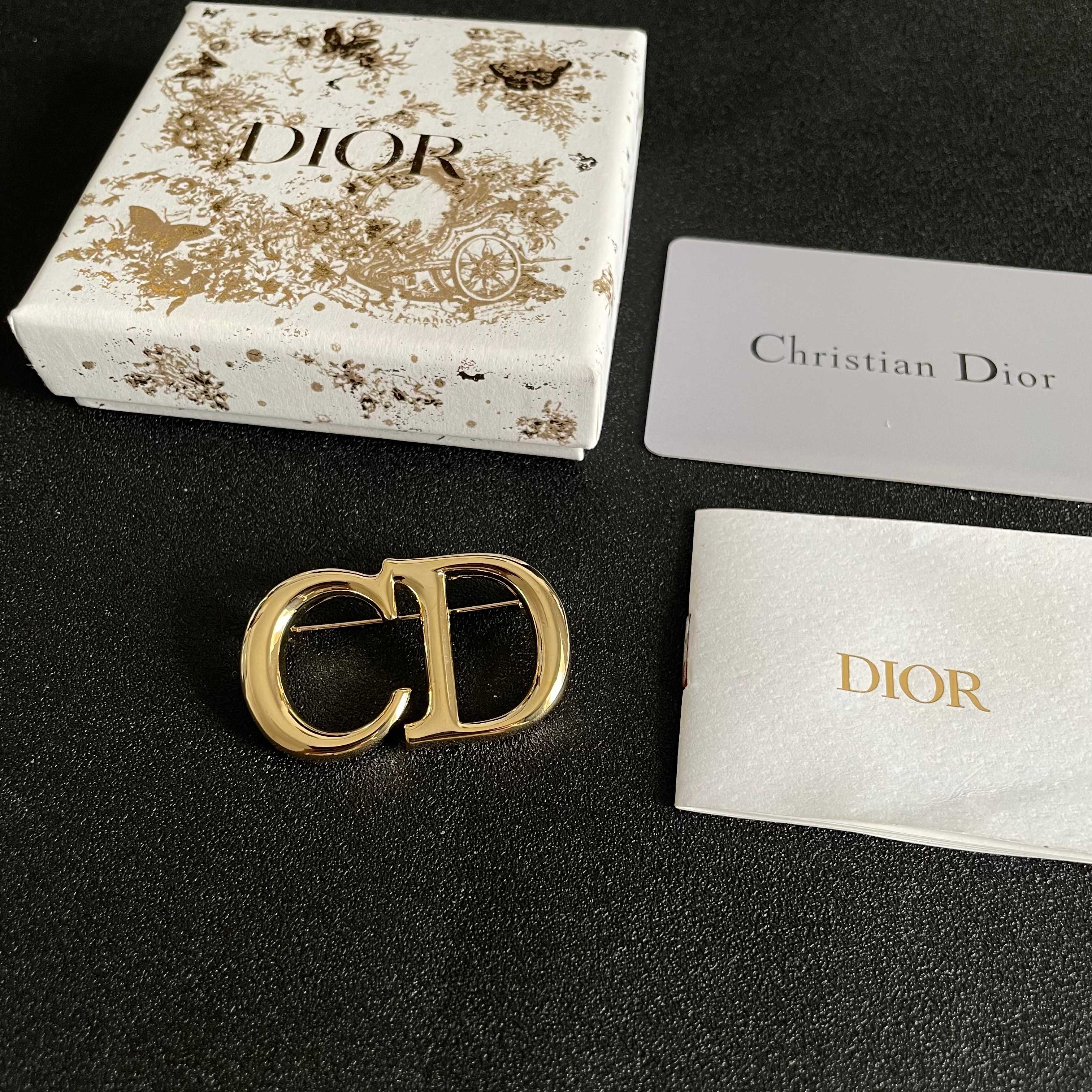 ☀新款Dior迪奥CD字母胸针☀专柜一致黄铜材质 超级有质感👑绝对爆款 一样材质黄铜➕logo 清晰可见