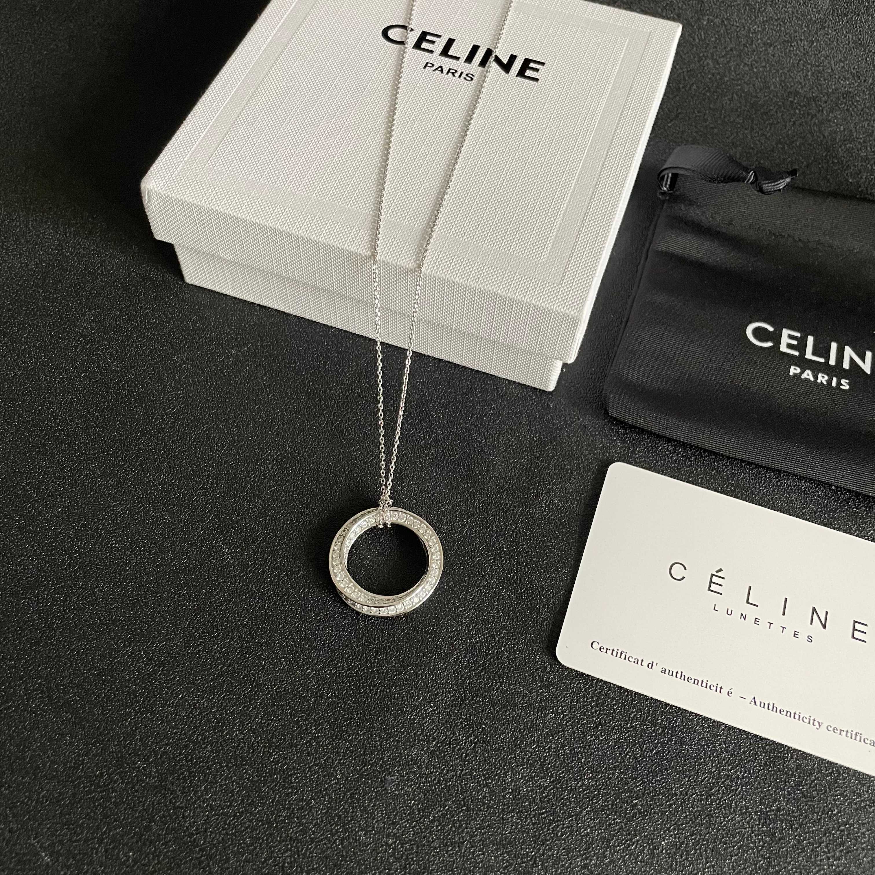 Celine 赛琳 项链 一直是简约时尚界的标杆大胆的设计 百看不厌▪️搭配起来更Fashion ✨.