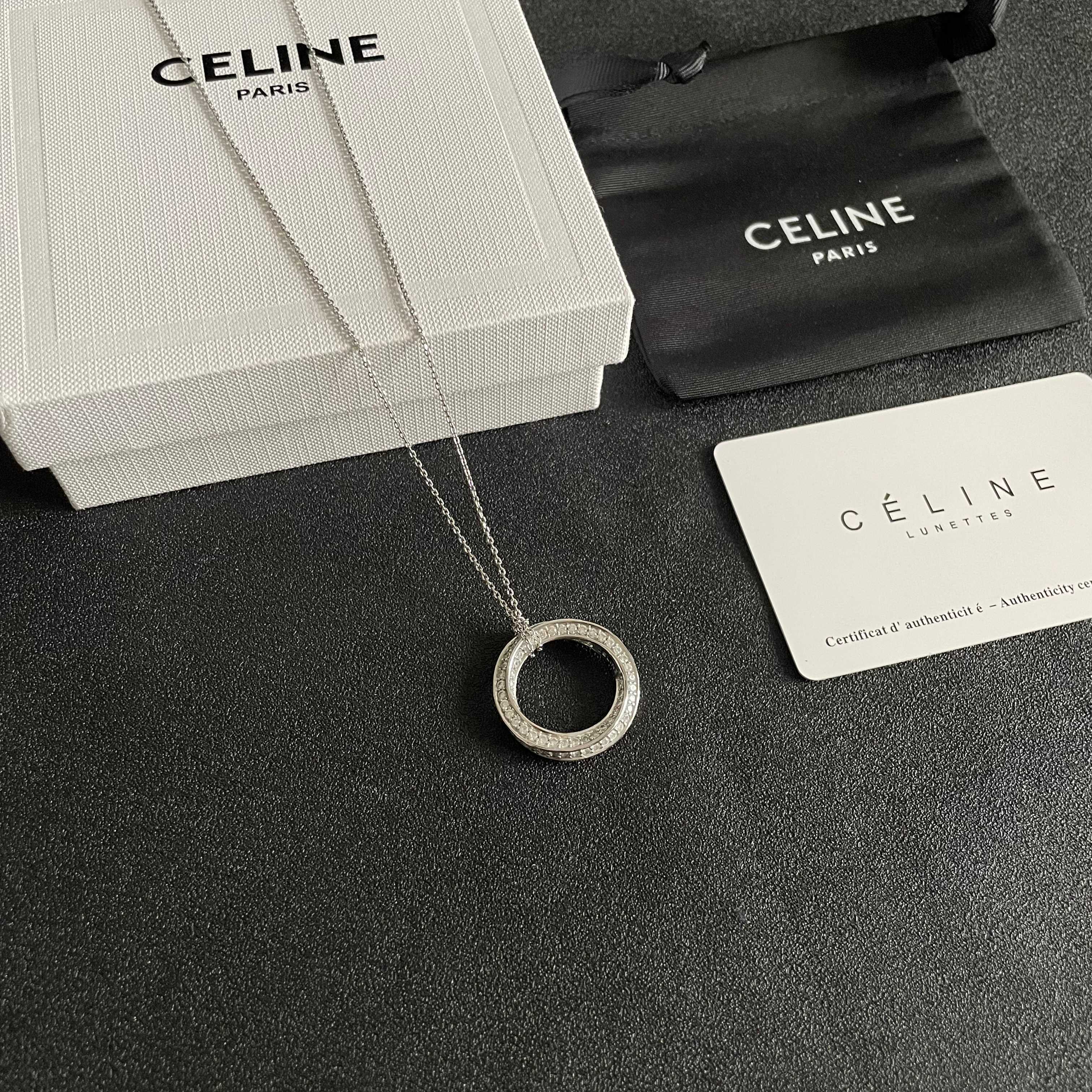 Celine 赛琳 项链 一直是简约时尚界的标杆大胆的设计 百看不厌▪️搭配起来更Fashion ✨.