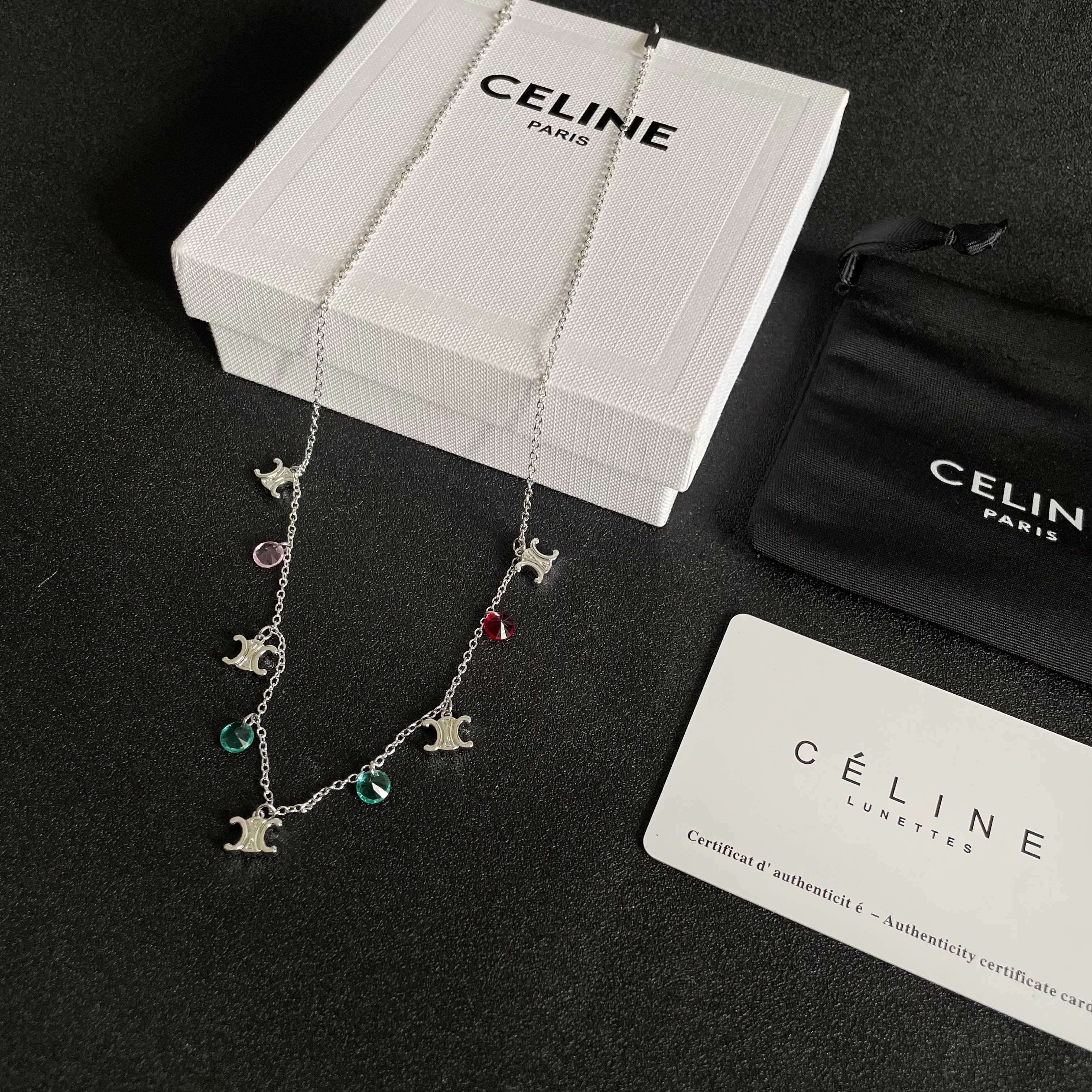 Celine 赛琳 项链 一直是简约时尚界的标杆大胆的设计 百看不厌▪️搭配起来更Fashion ✨.