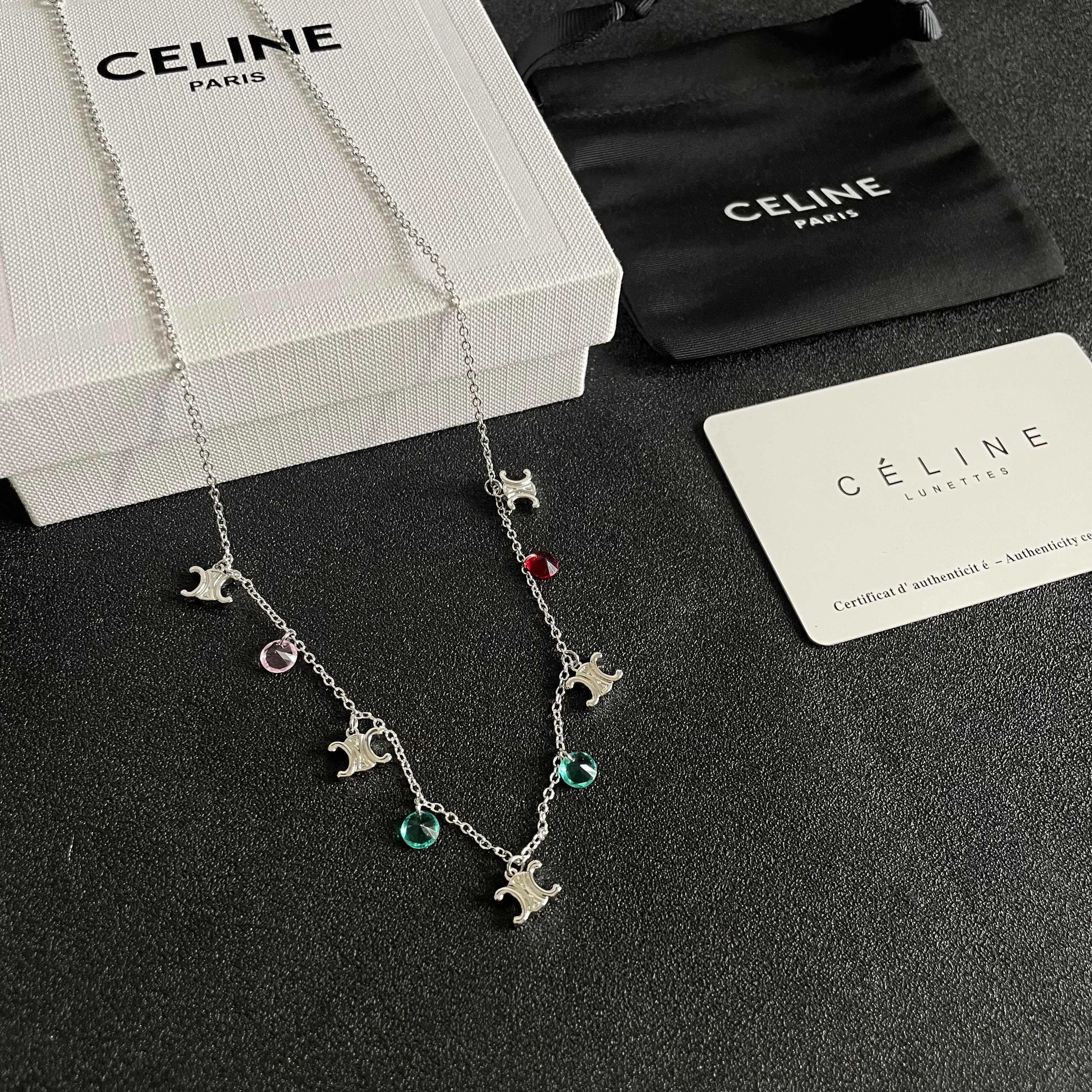 Celine 赛琳 项链 一直是简约时尚界的标杆大胆的设计 百看不厌▪️搭配起来更Fashion ✨.