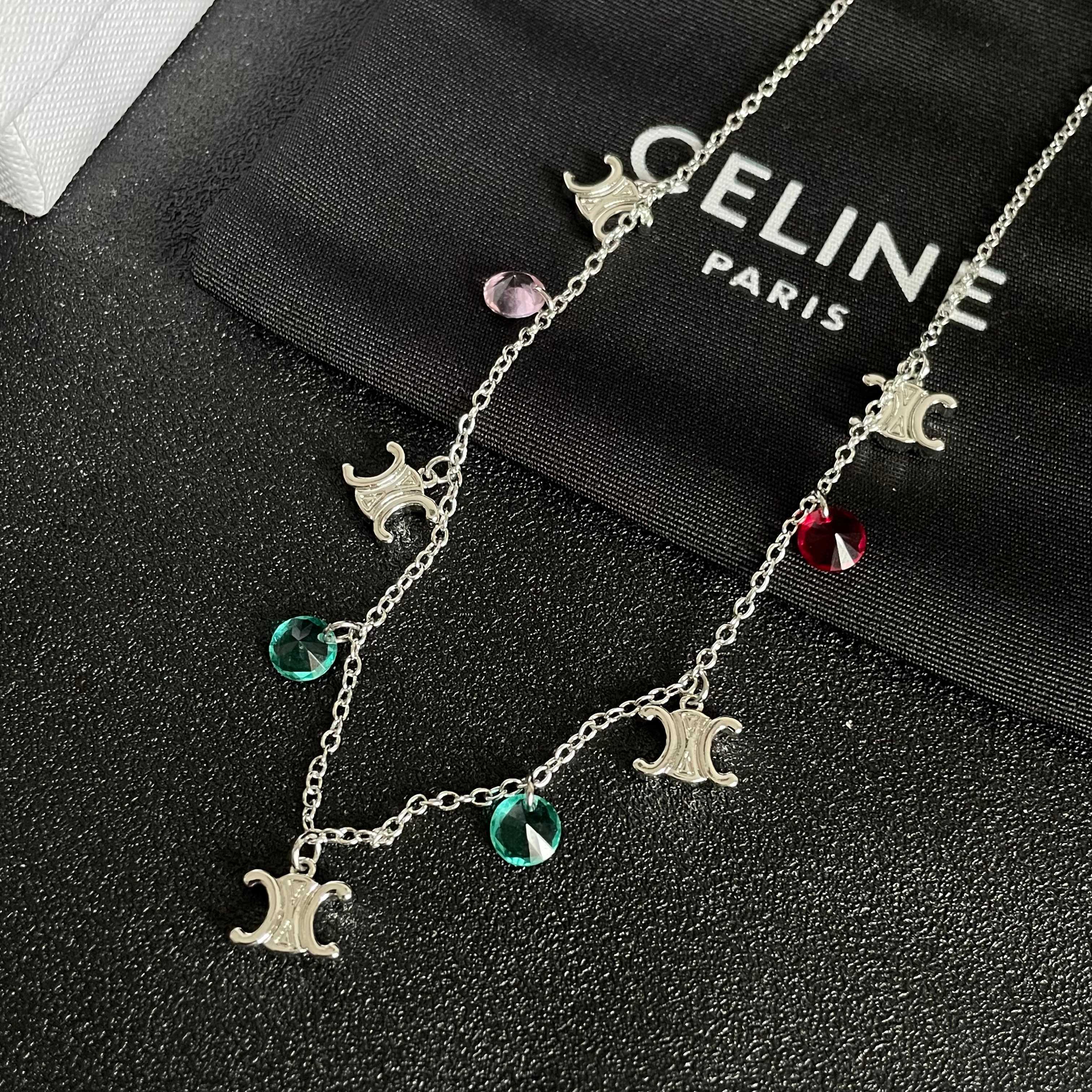 Celine 赛琳 项链 一直是简约时尚界的标杆大胆的设计 百看不厌▪️搭配起来更Fashion ✨.