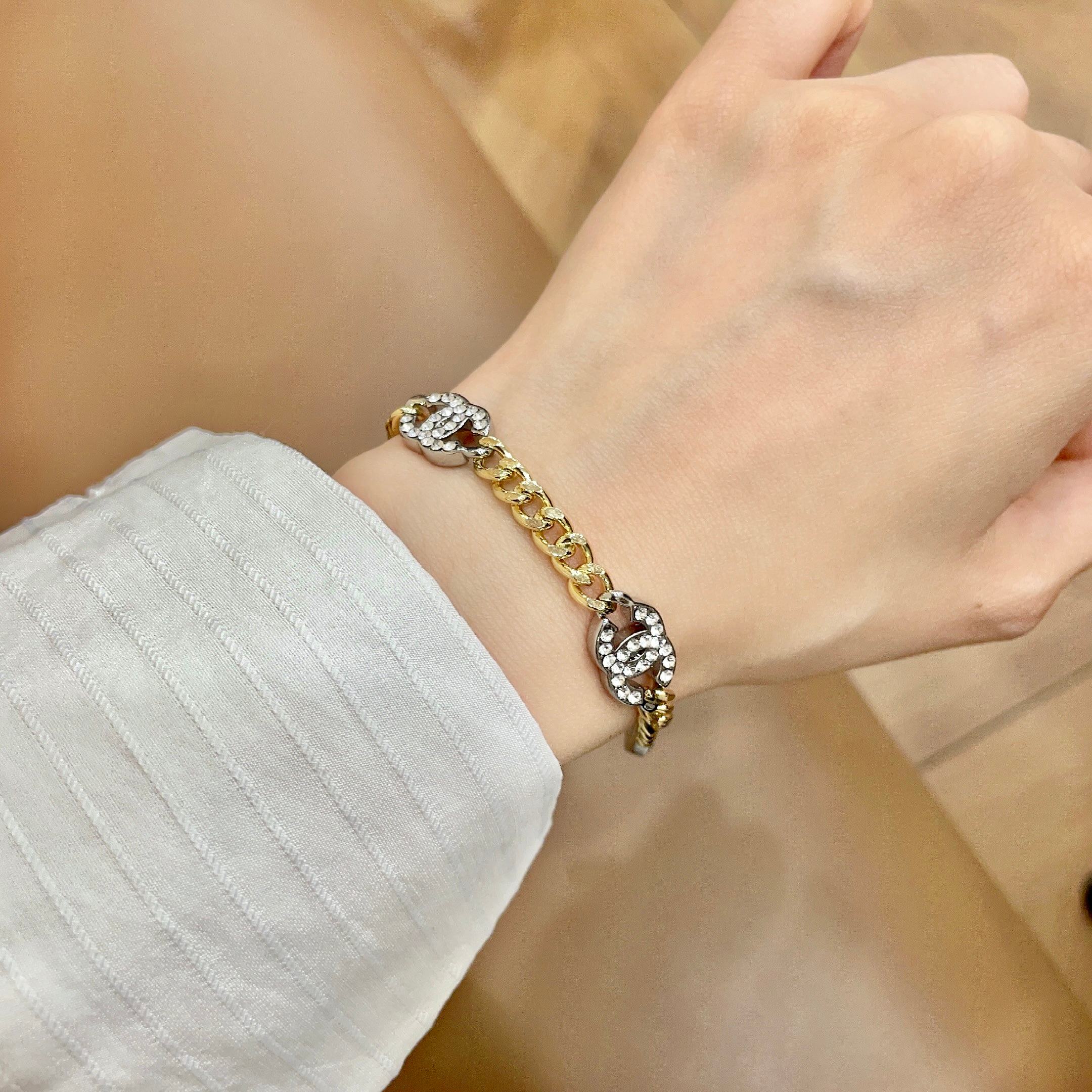 Chanel香奈儿 中古 手链👀原版复刻logo  小香家的款式真心无需多介绍😘🎶每一款都超好看，精致大
