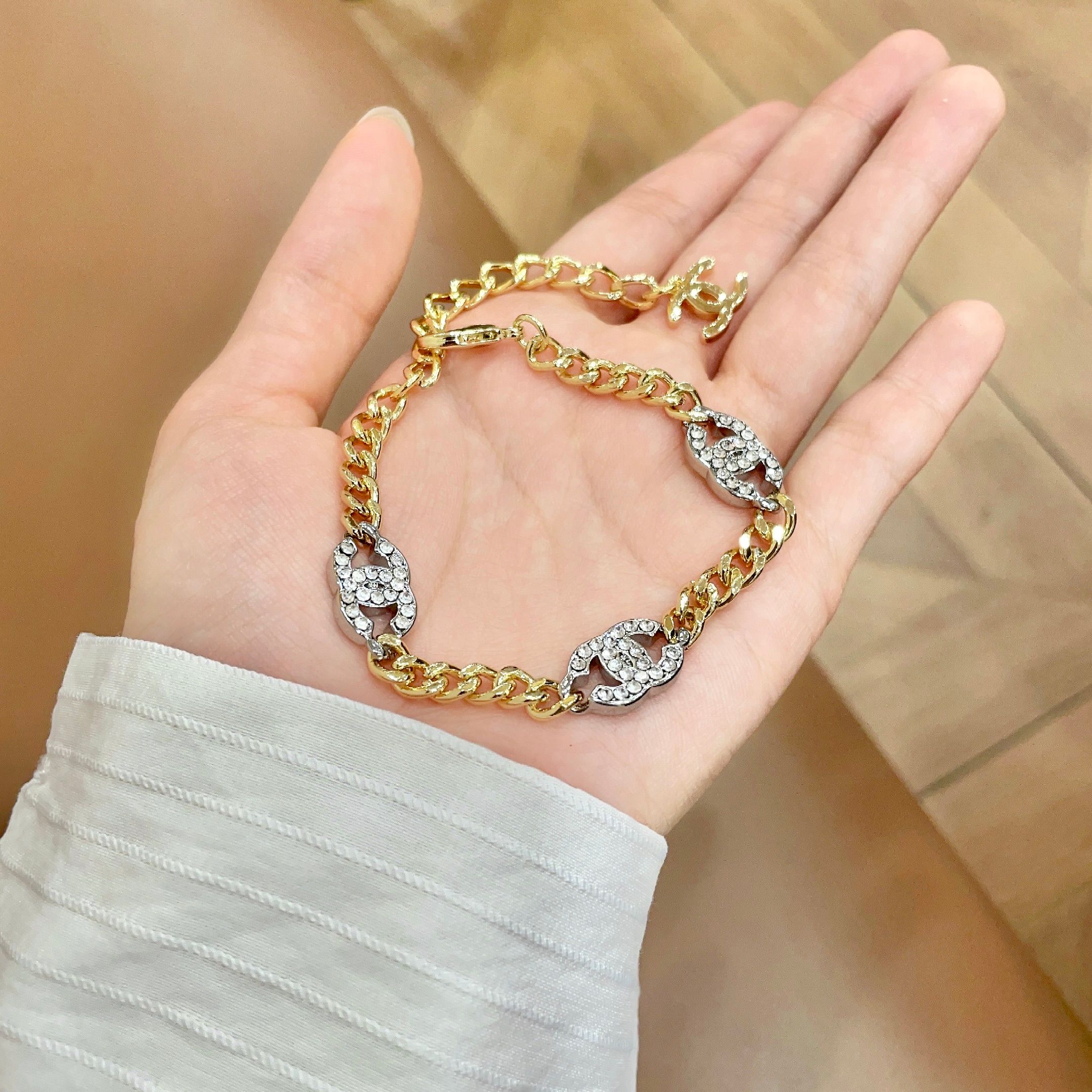 Chanel香奈儿 中古 手链👀原版复刻logo  小香家的款式真心无需多介绍😘🎶每一款都超好看，精致大