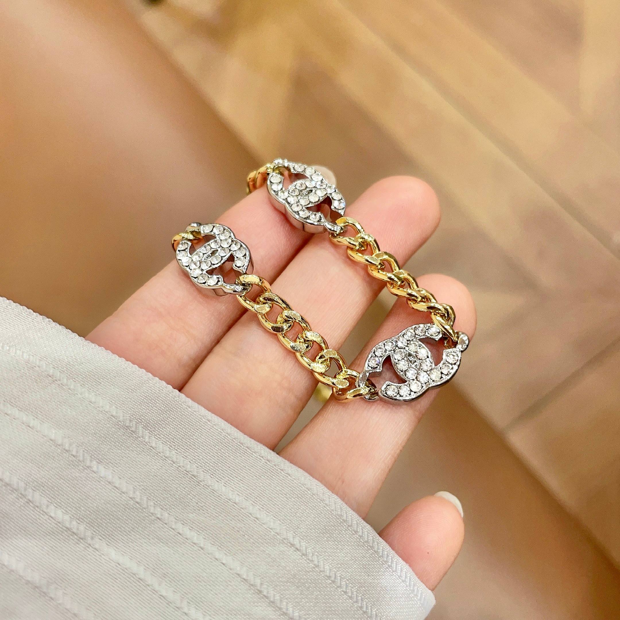 Chanel香奈儿 中古 手链👀原版复刻logo  小香家的款式真心无需多介绍😘🎶每一款都超好看，精致大