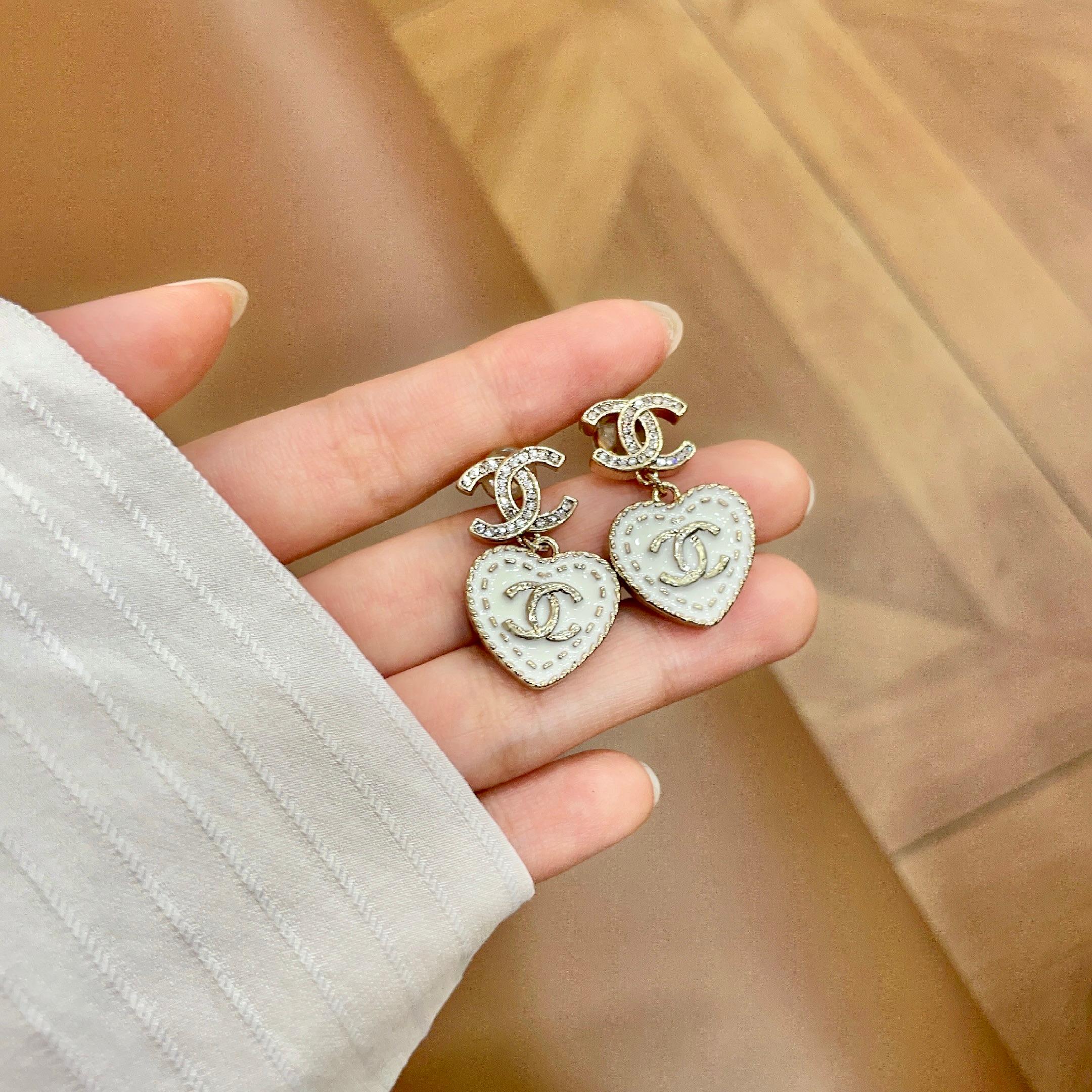 Chanel香奈儿 中古 耳钉👀小香家的款式真心无需多介绍😘🎶每一款都超好看，精致大方，非常显气质