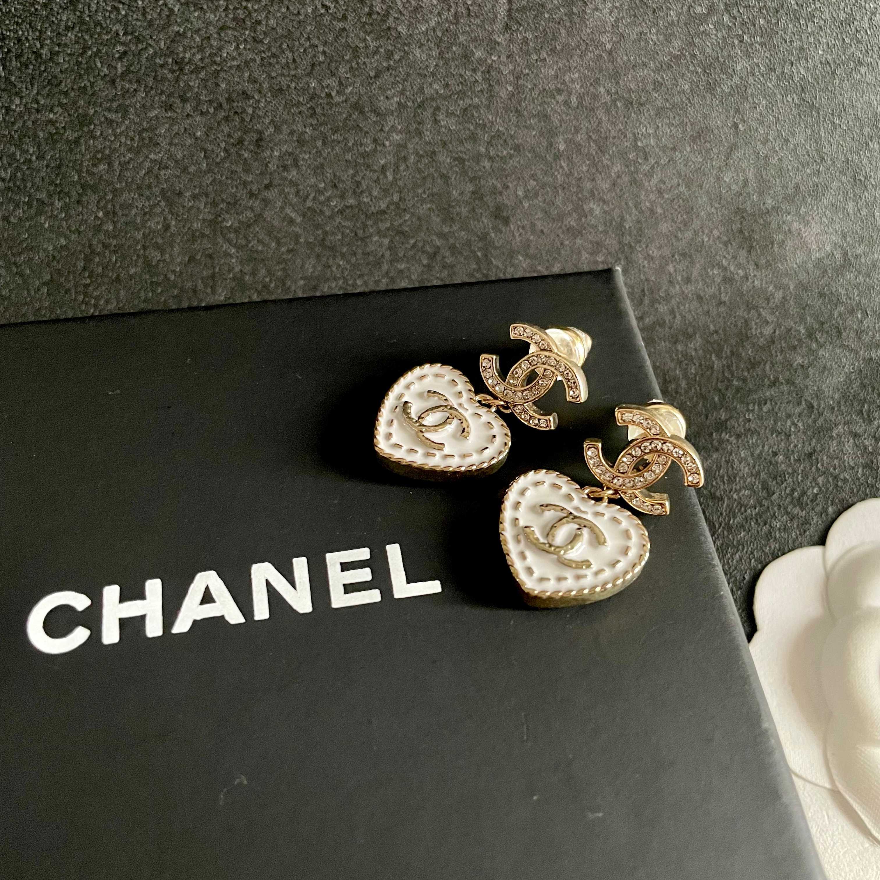 Chanel香奈儿 中古 耳钉👀小香家的款式真心无需多介绍😘🎶每一款都超好看，精致大方，非常显气质