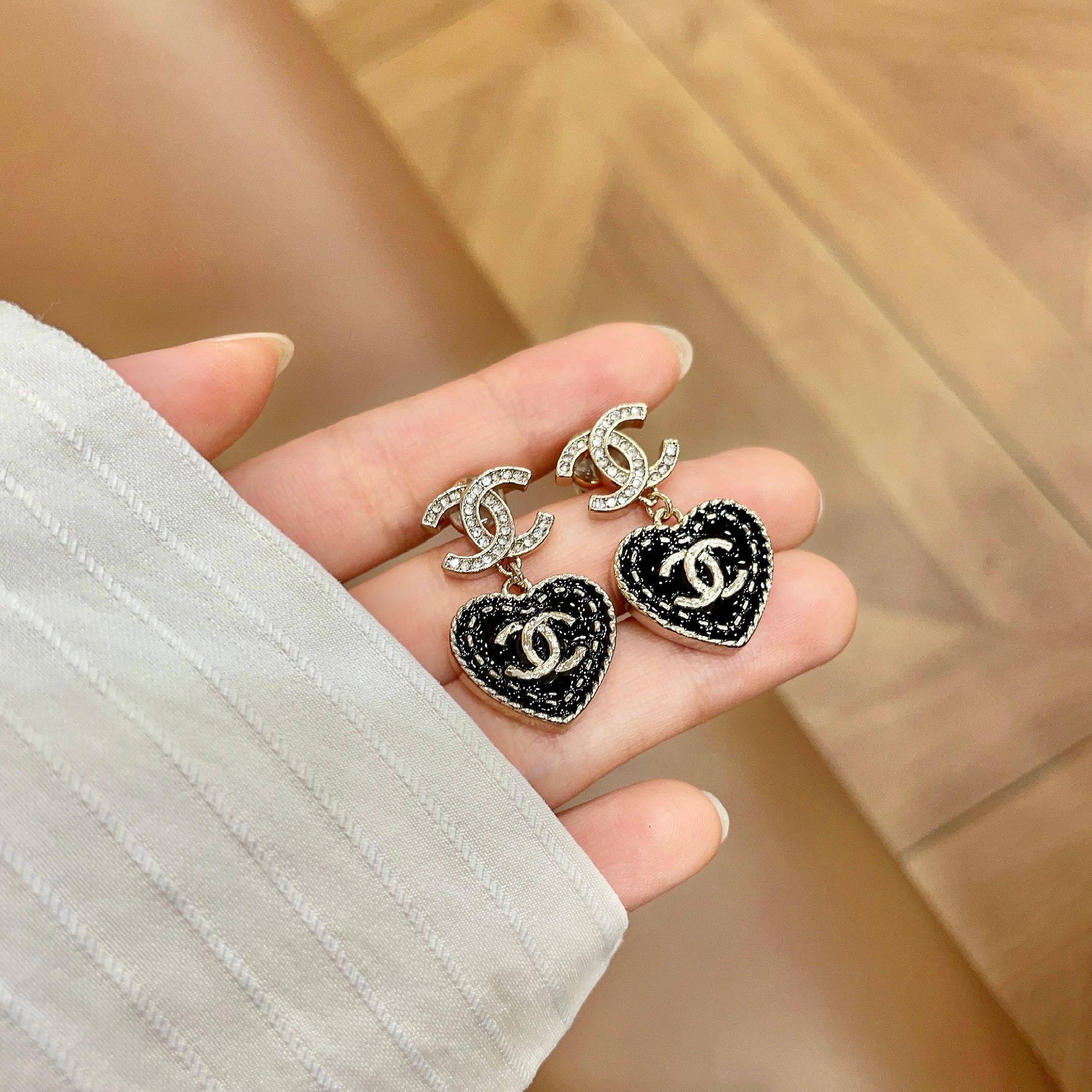 Chanel香奈儿 中古 耳钉👀小香家的款式真心无需多介绍😘🎶每一款都超好看，精致大方，非常显气质