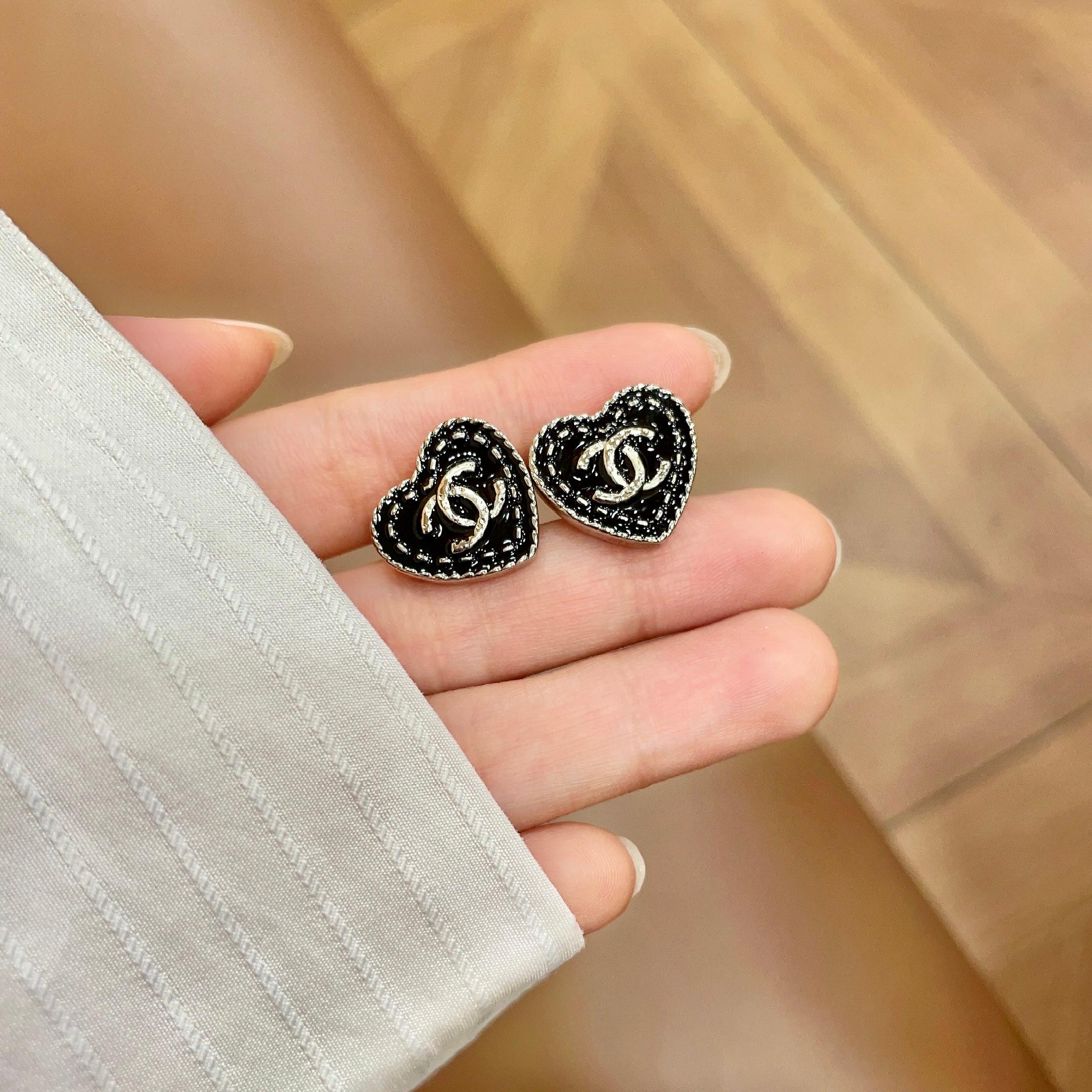Chanel香奈儿 中古 耳钉👀小香家的款式真心无需多介绍😘🎶每一款都超好看，精致大方，非常显气质