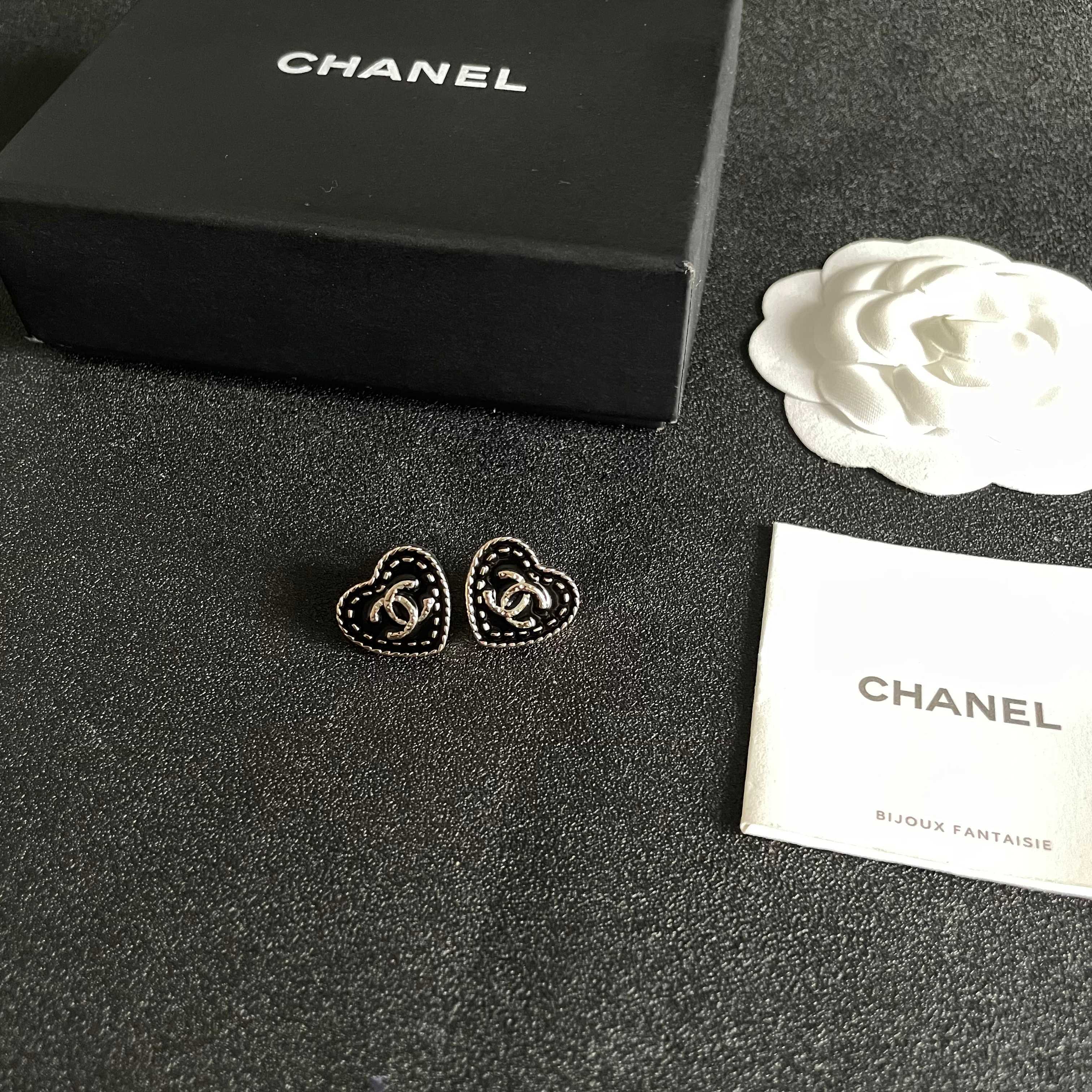 Chanel香奈儿 中古 耳钉👀小香家的款式真心无需多介绍😘🎶每一款都超好看，精致大方，非常显气质