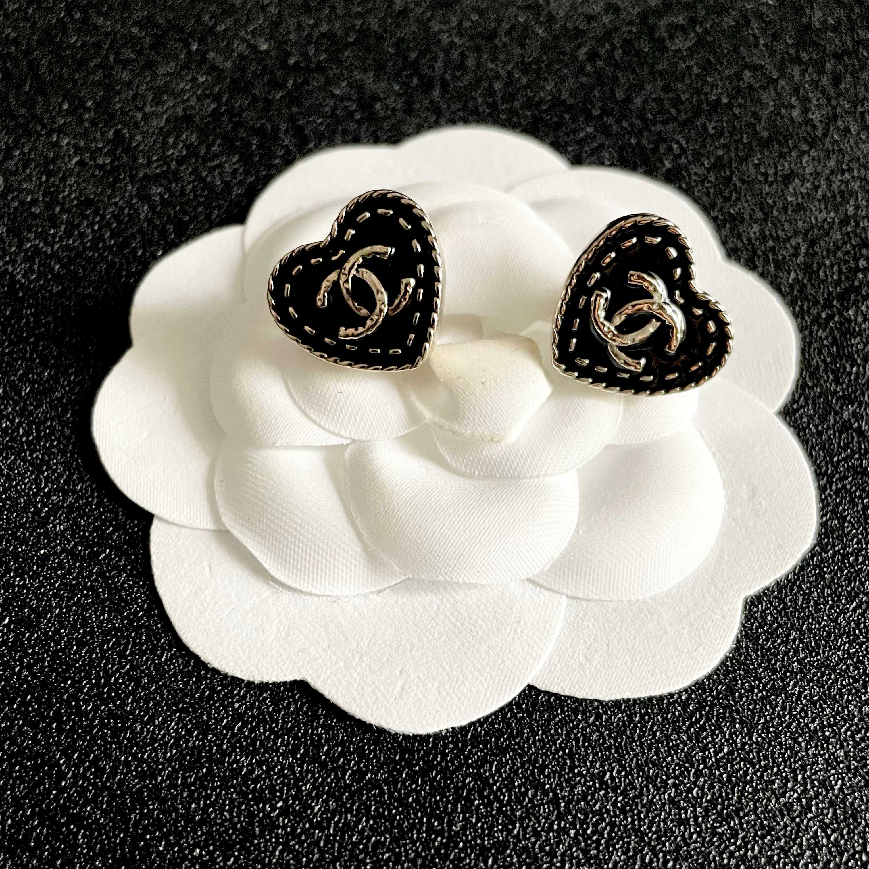 Chanel香奈儿 中古 耳钉👀小香家的款式真心无需多介绍😘🎶每一款都超好看，精致大方，非常显气质