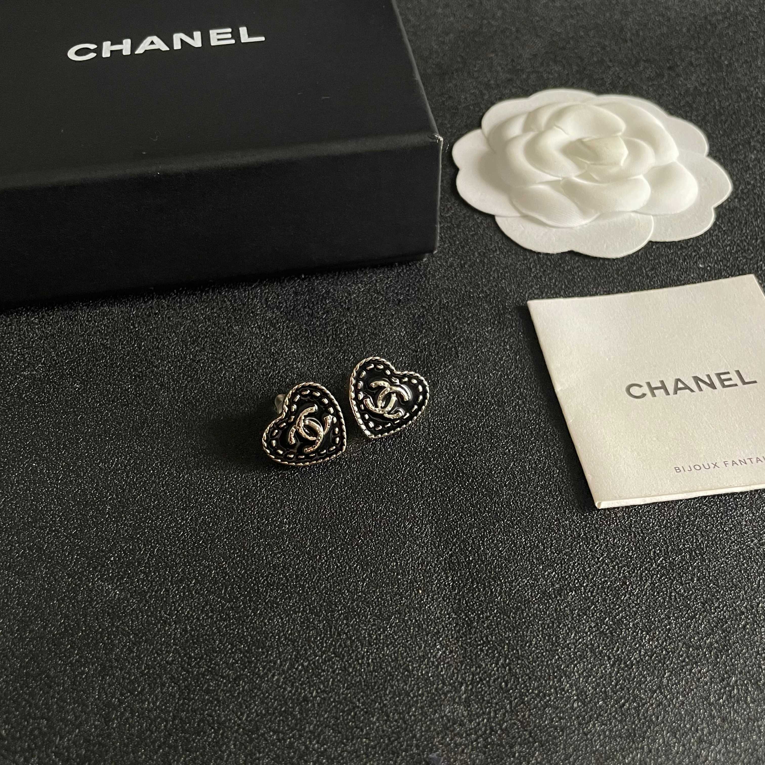 Chanel香奈儿 中古 耳钉👀小香家的款式真心无需多介绍😘🎶每一款都超好看，精致大方，非常显气质