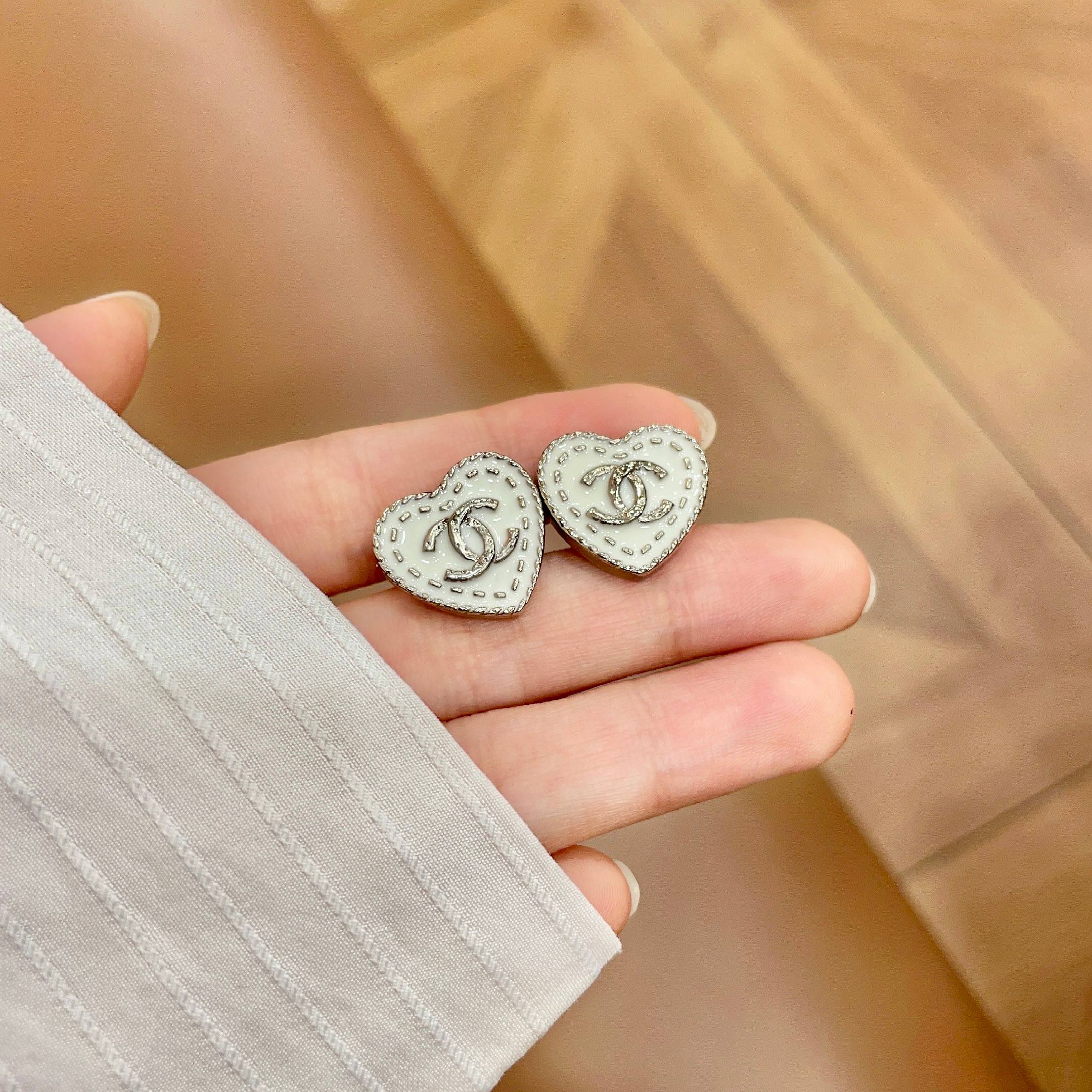 Chanel香奈儿 中古 耳钉👀小香家的款式真心无需多介绍😘🎶每一款都超好看，精致大方，非常显气质