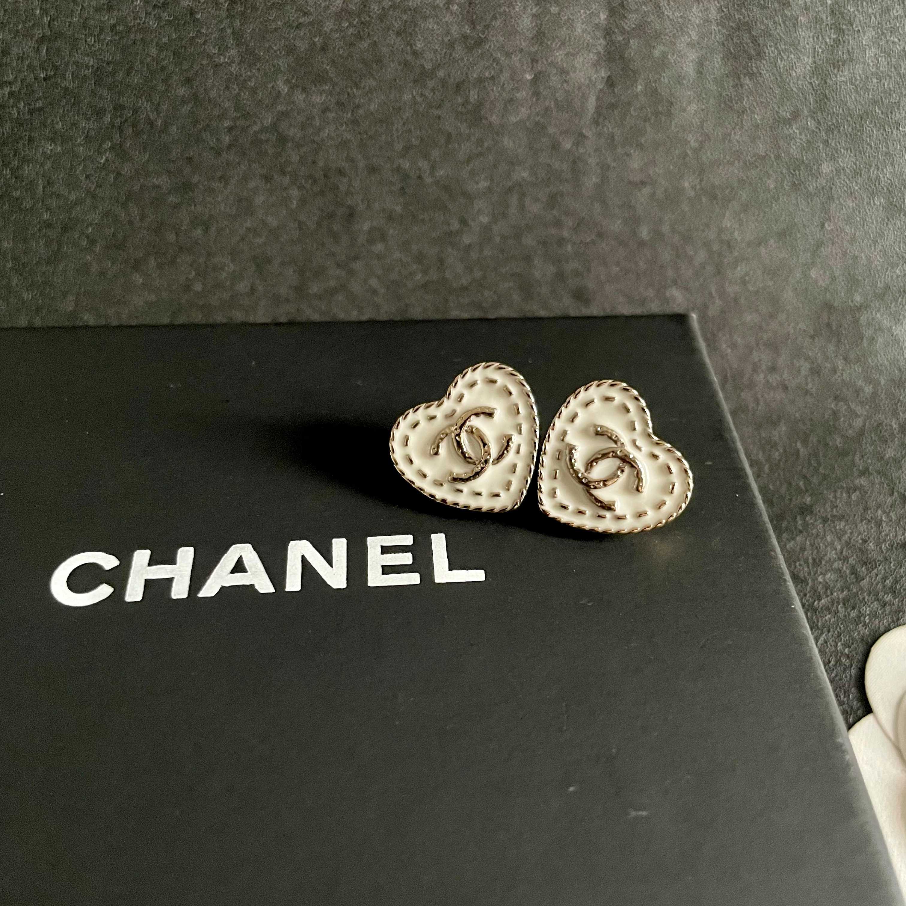 Chanel香奈儿 中古 耳钉👀小香家的款式真心无需多介绍😘🎶每一款都超好看，精致大方，非常显气质