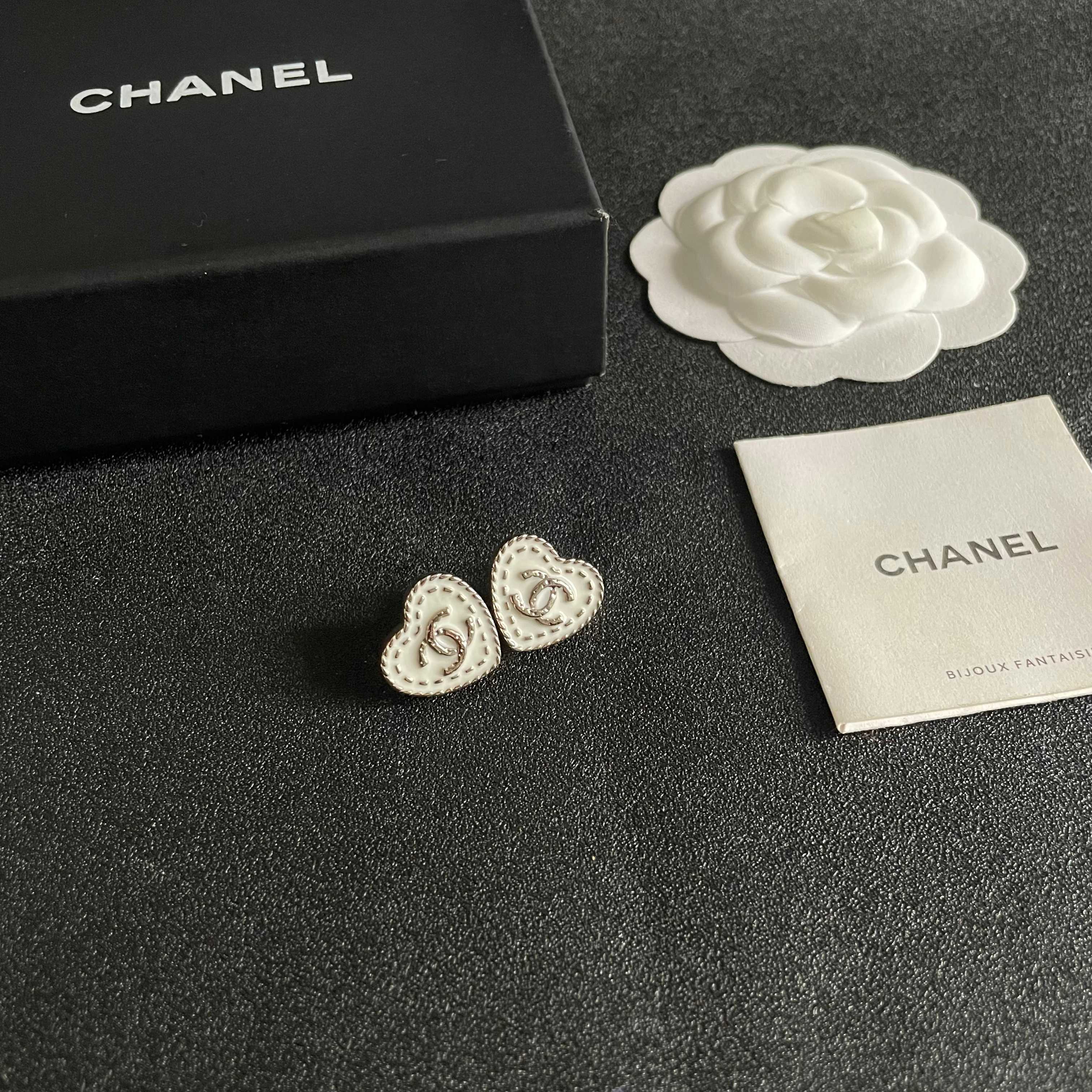 Chanel香奈儿 中古 耳钉👀小香家的款式真心无需多介绍😘🎶每一款都超好看，精致大方，非常显气质