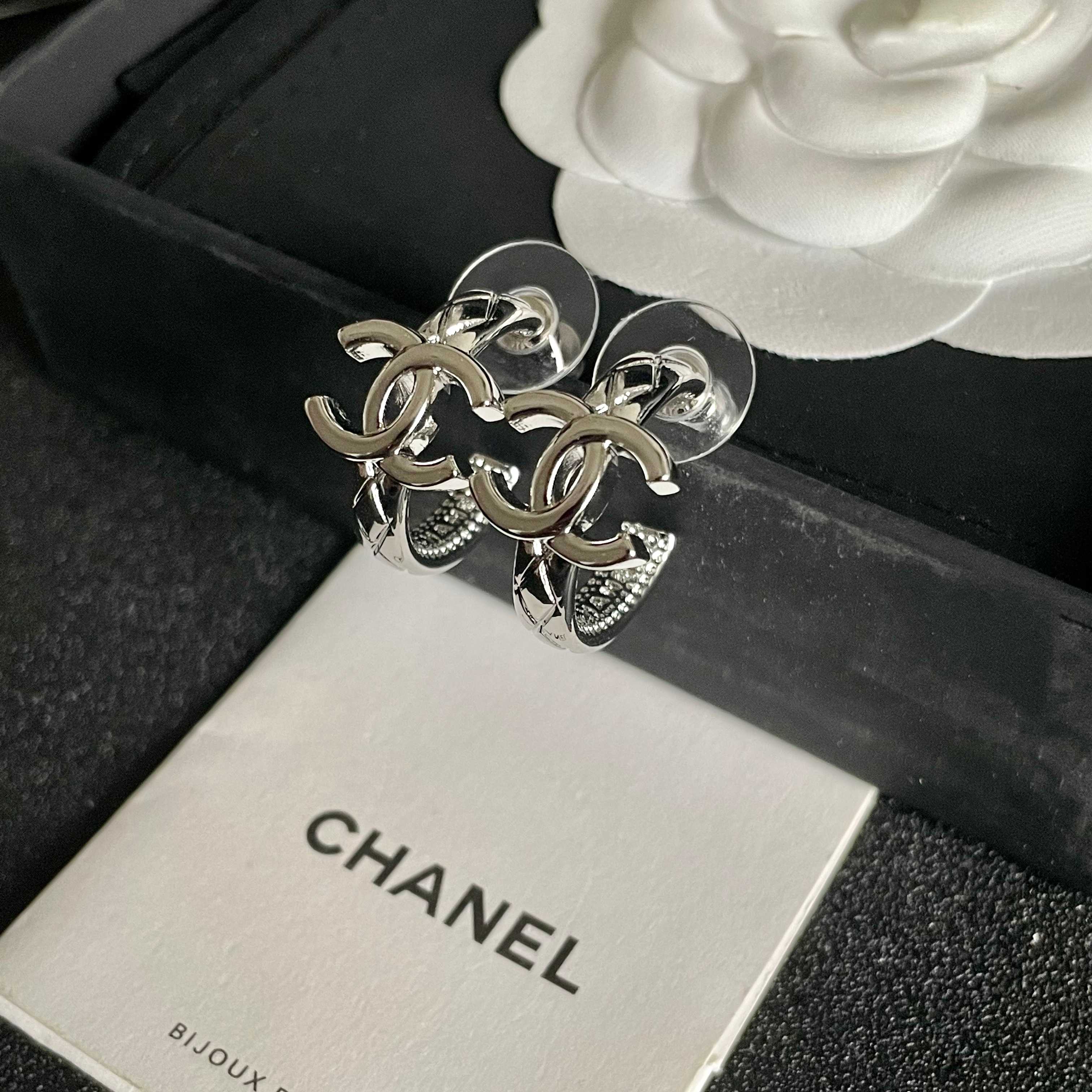 Chanel香奈儿 中古 耳钉👀小香家的款式真心无需多介绍😘🎶每一款都超好看，精致大方，非常显气质