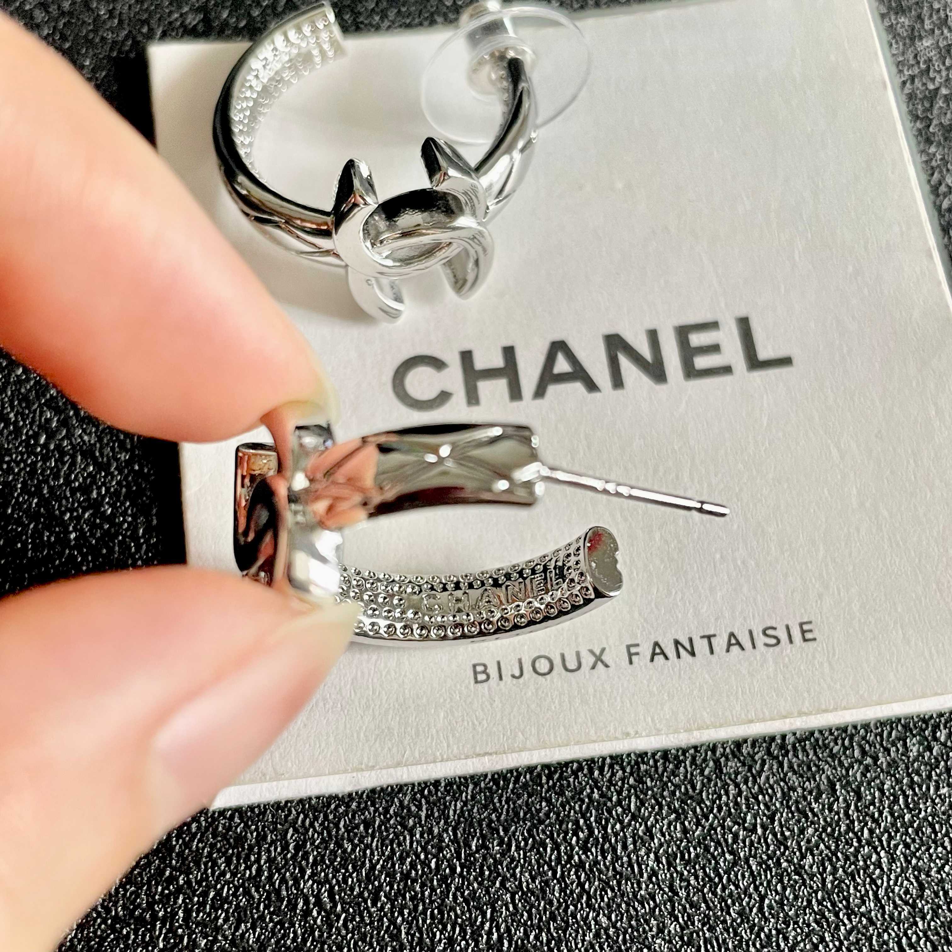 Chanel香奈儿 中古 耳钉👀小香家的款式真心无需多介绍😘🎶每一款都超好看，精致大方，非常显气质