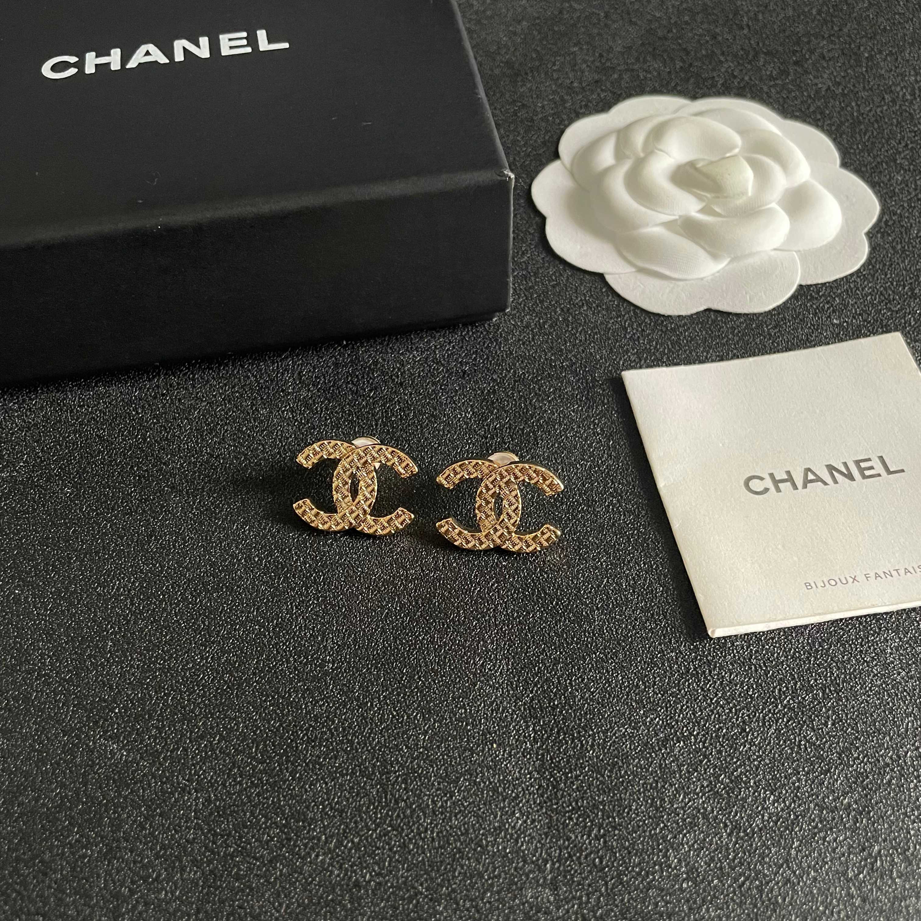 Chanel香奈儿 中古 耳钉👀小香家的款式真心无需多介绍😘🎶每一款都超好看，精致大方，非常显气质
