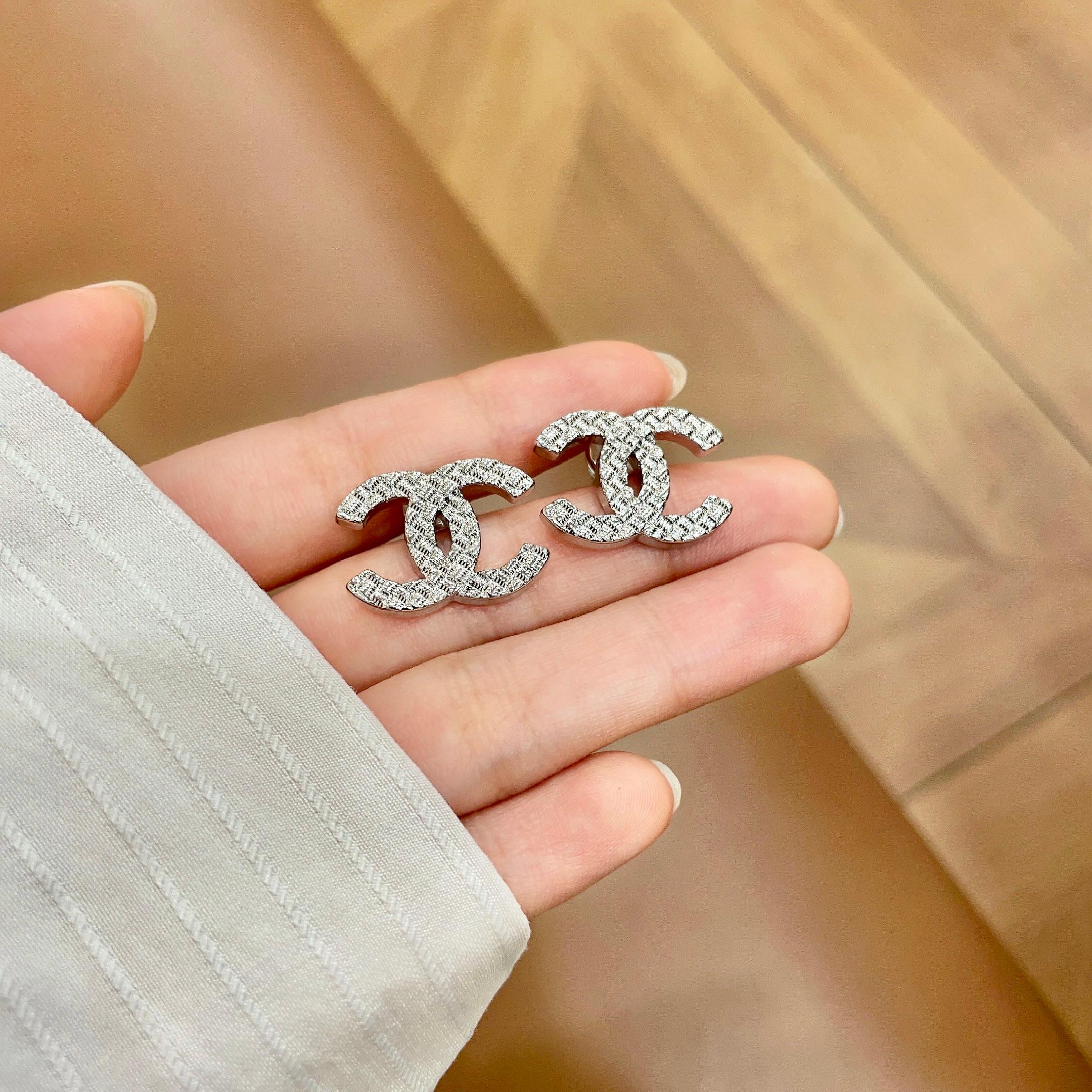 Chanel香奈儿 中古 耳钉👀小香家的款式真心无需多介绍😘🎶每一款都超好看，精致大方，非常显气质
