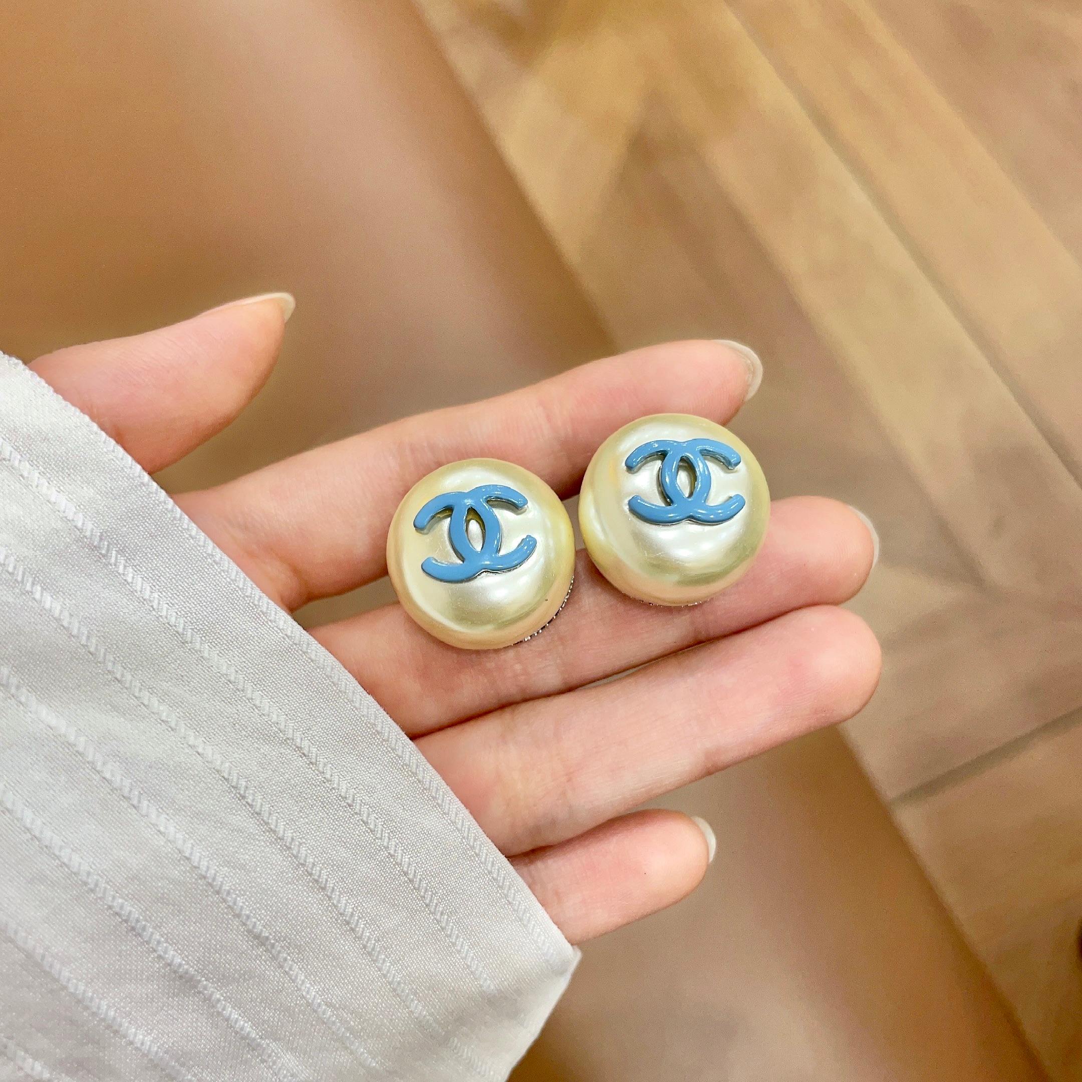 Chanel香奈儿 中古 耳钉👀小香家的款式真心无需多介绍😘🎶每一款都超好看，精致大方，非常显气质