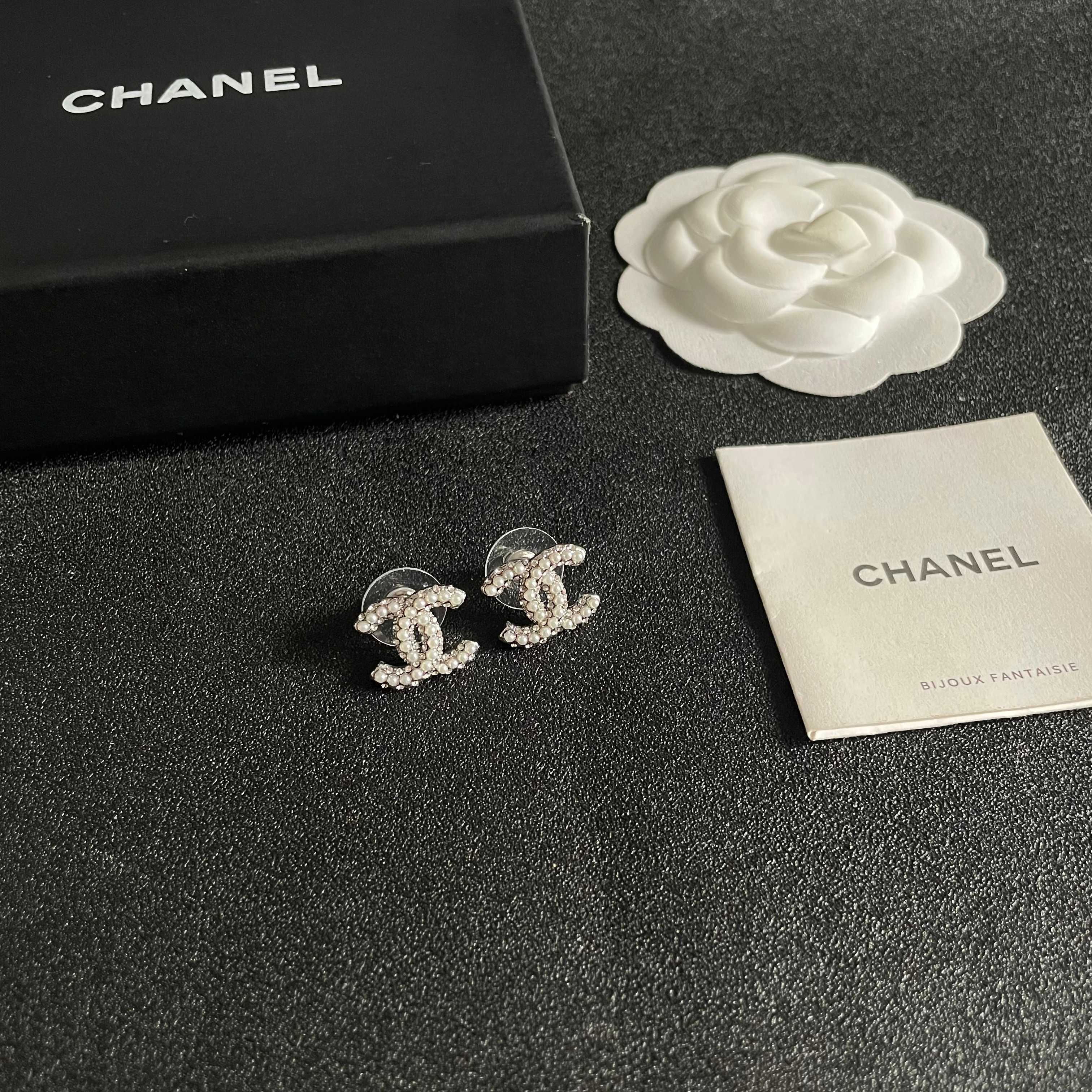 Chanel香奈儿 中古 耳钉👀小香家的款式真心无需多介绍😘🎶每一款都超好看，精致大方，非常显气质