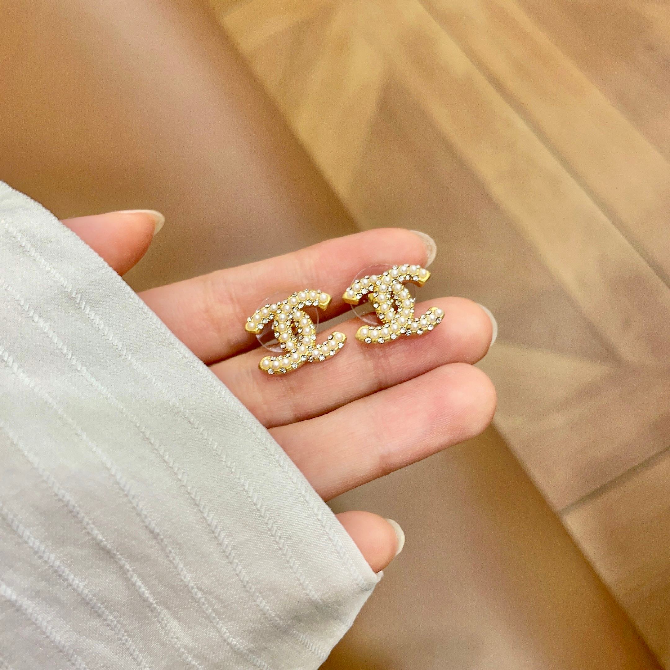 Chanel香奈儿 中古 耳钉👀小香家的款式真心无需多介绍😘🎶每一款都超好看，精致大方，非常显气质