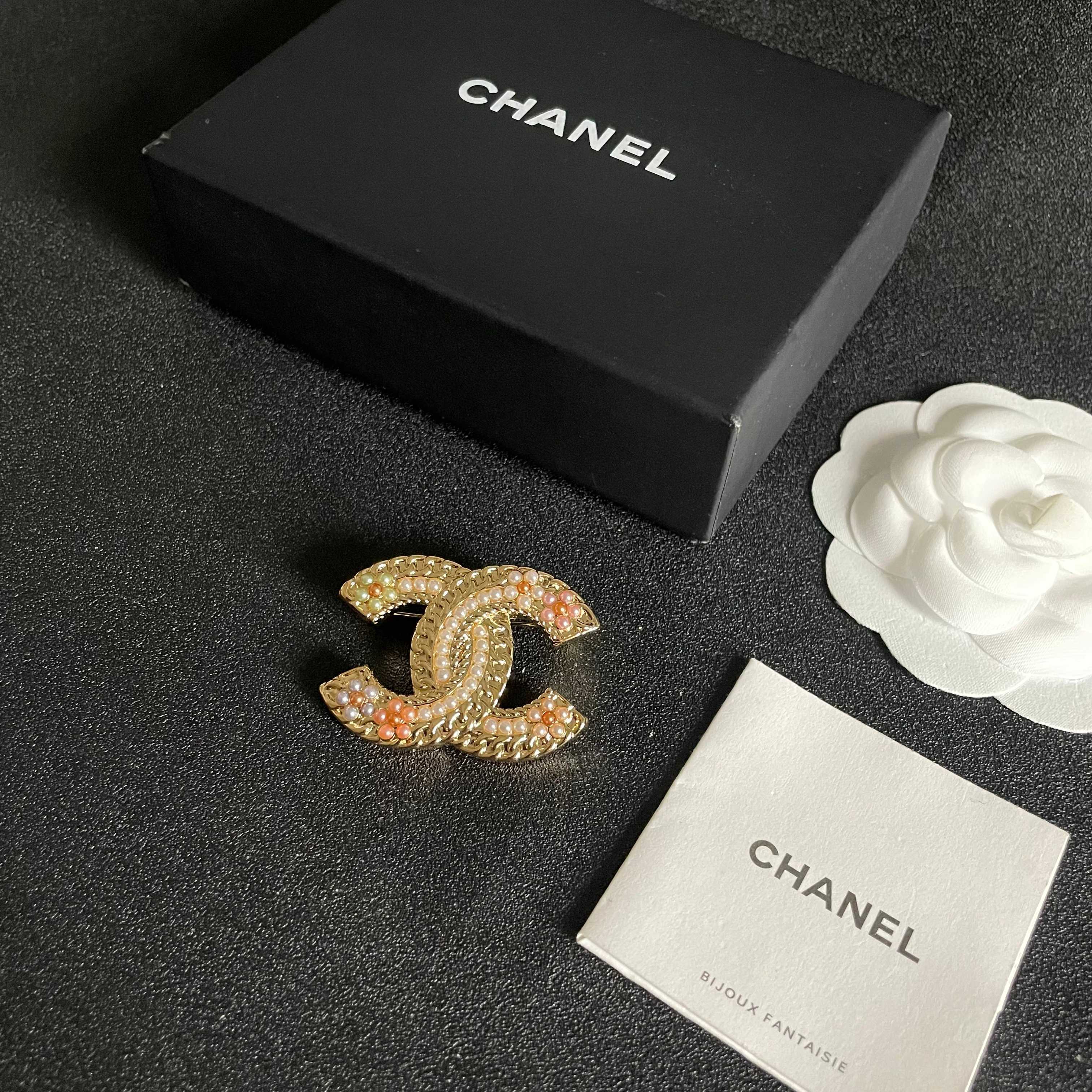 CHANEL🇫🇷小香 专柜新款同步上新香奈儿胸针，是最懂女人的饰物。那些倾注了全部心血去做自己的女人，往