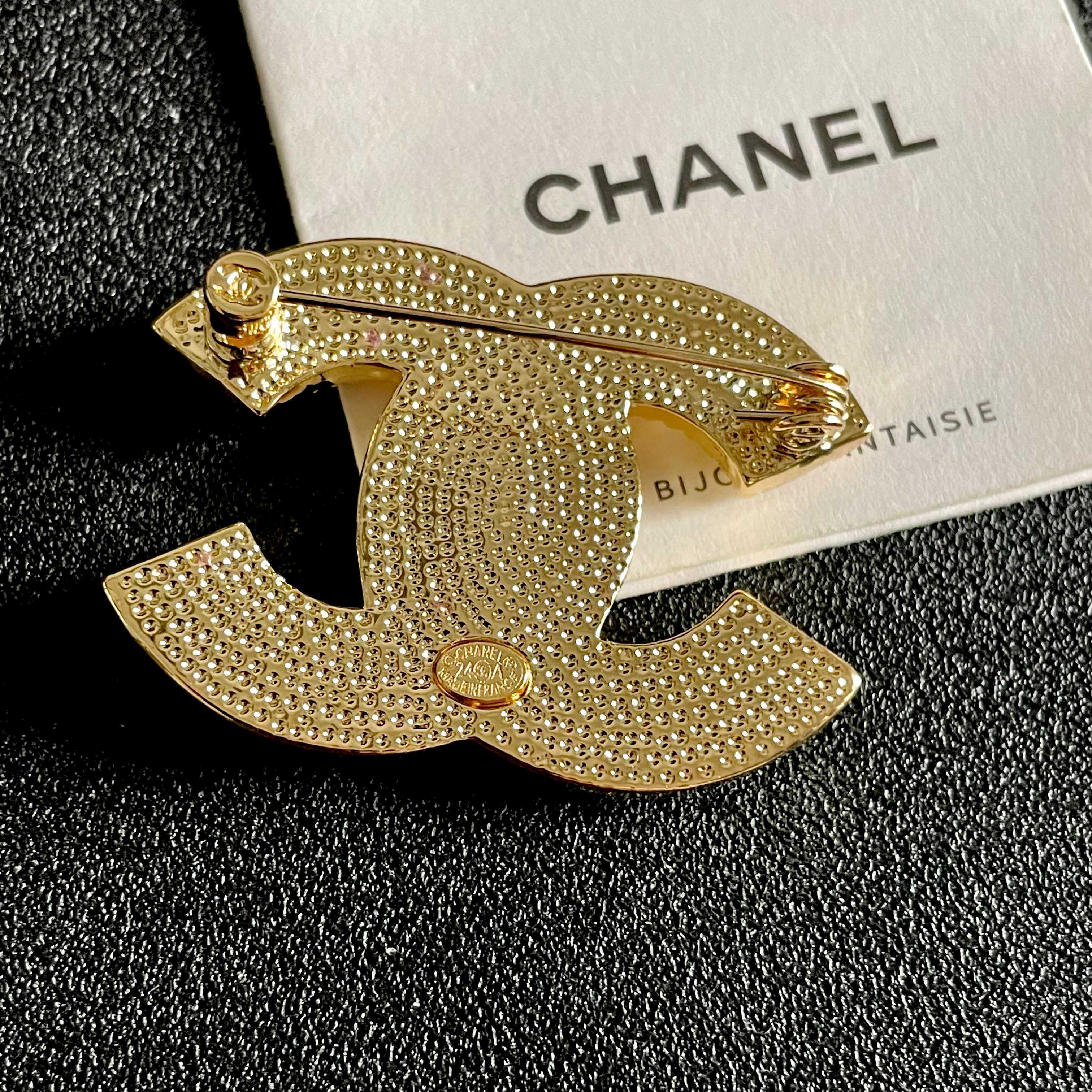 CHANEL🇫🇷小香 专柜新款同步上新香奈儿胸针，是最懂女人的饰物。那些倾注了全部心血去做自己的女人，往