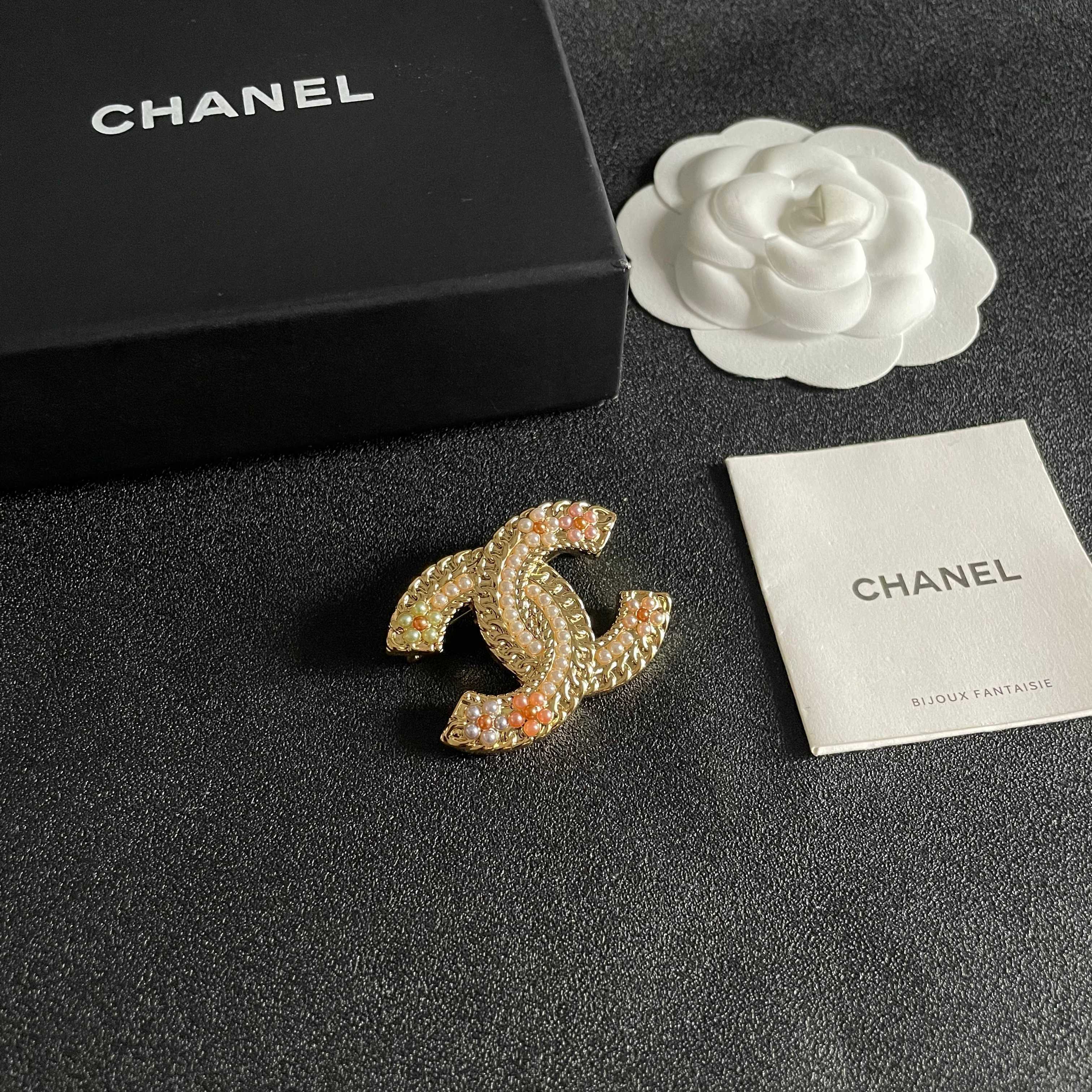 CHANEL🇫🇷小香 专柜新款同步上新香奈儿胸针，是最懂女人的饰物。那些倾注了全部心血去做自己的女人，往