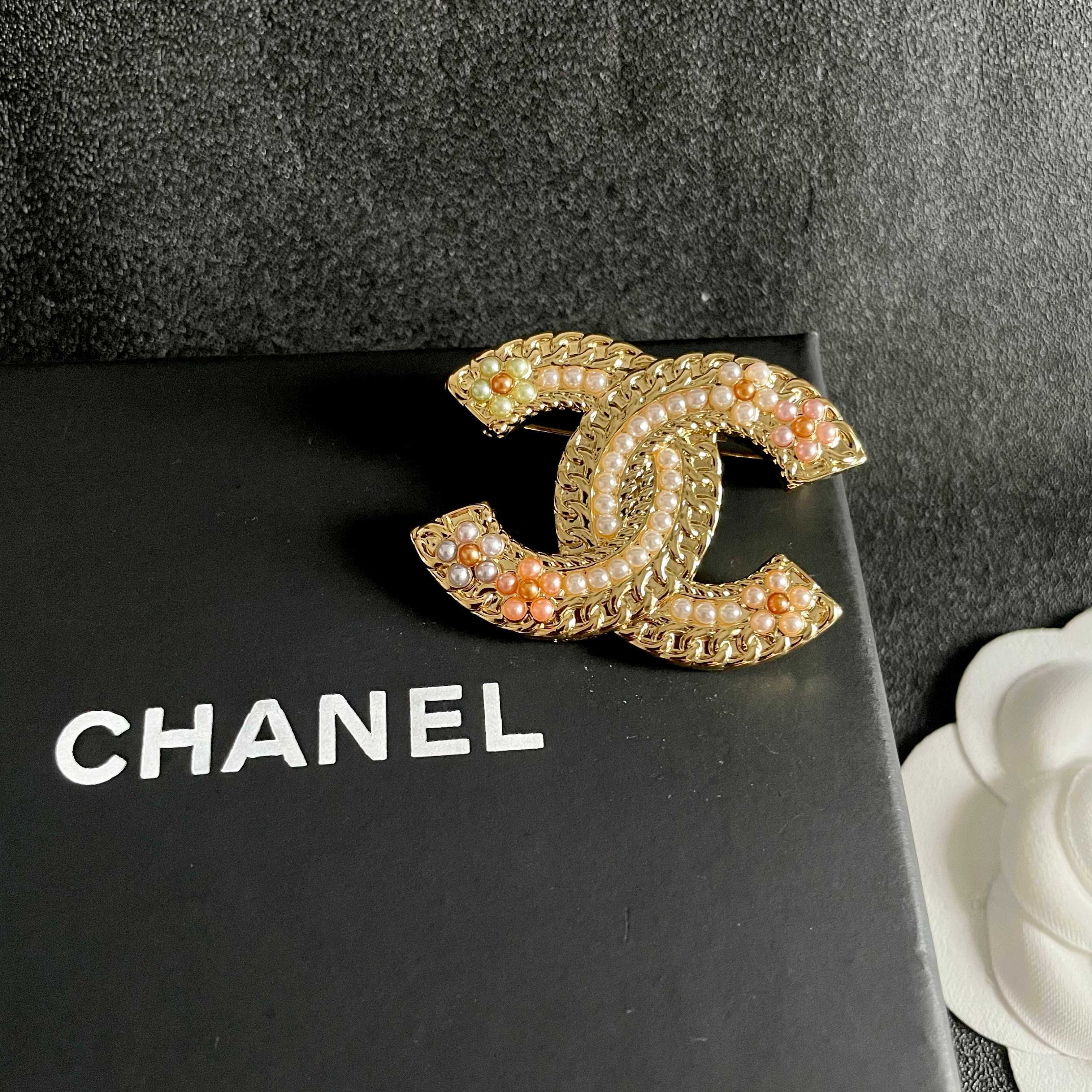 CHANEL🇫🇷小香 专柜新款同步上新香奈儿胸针，是最懂女人的饰物。那些倾注了全部心血去做自己的女人，往