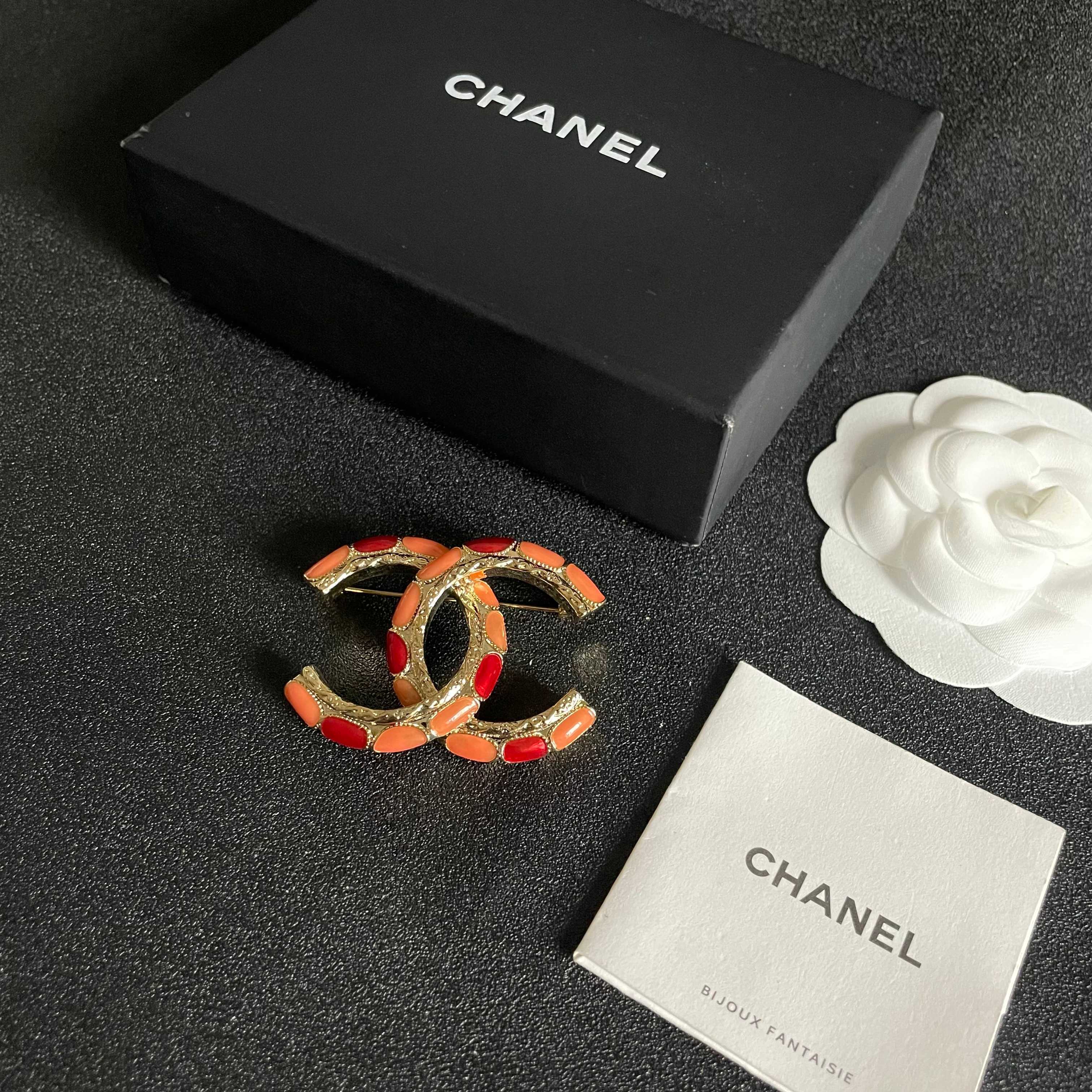 CHANEL🇫🇷小香 专柜新款同步上新香奈儿胸针，是最懂女人的饰物。那些倾注了全部心血去做自己的女人，往