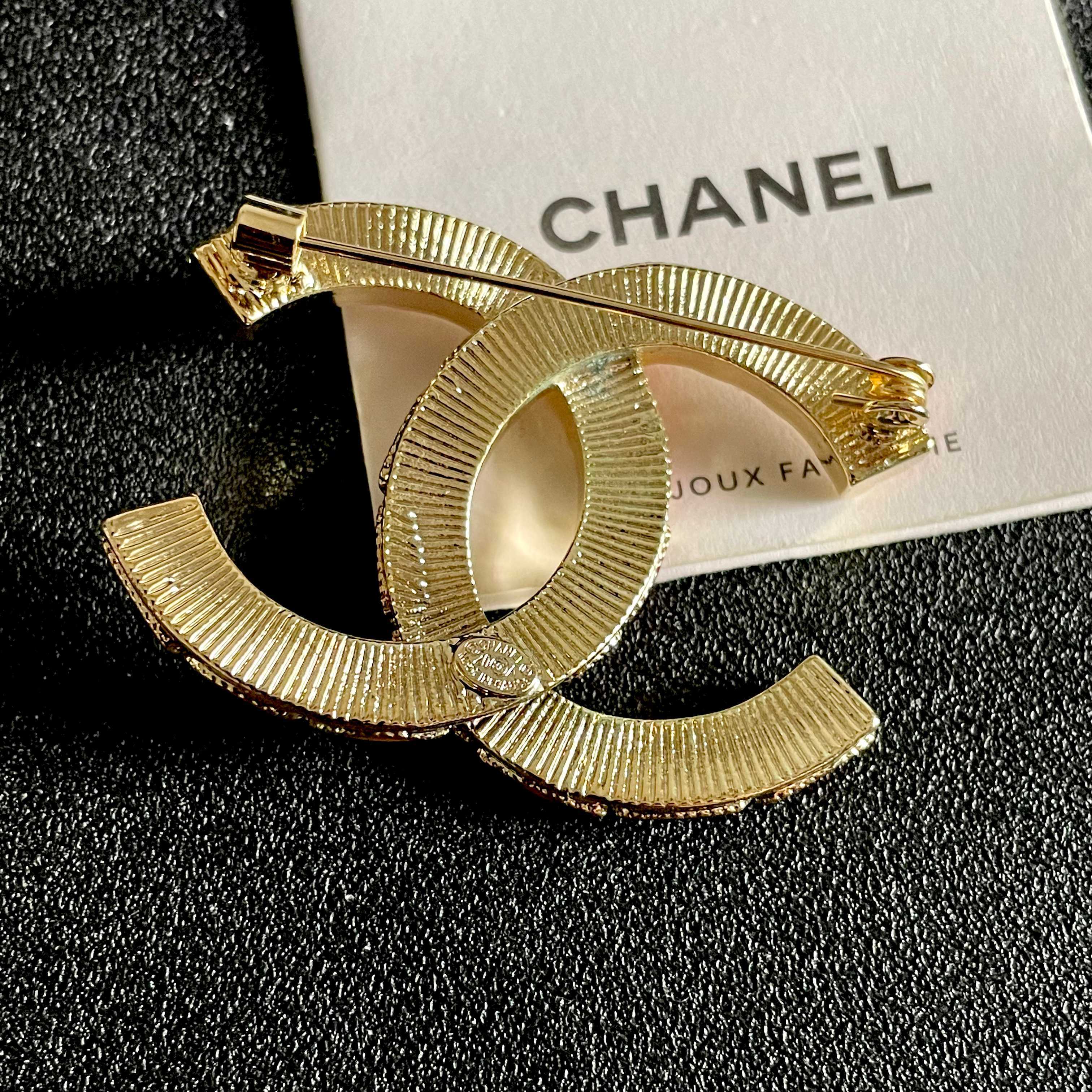 CHANEL🇫🇷小香 专柜新款同步上新香奈儿胸针，是最懂女人的饰物。那些倾注了全部心血去做自己的女人，往