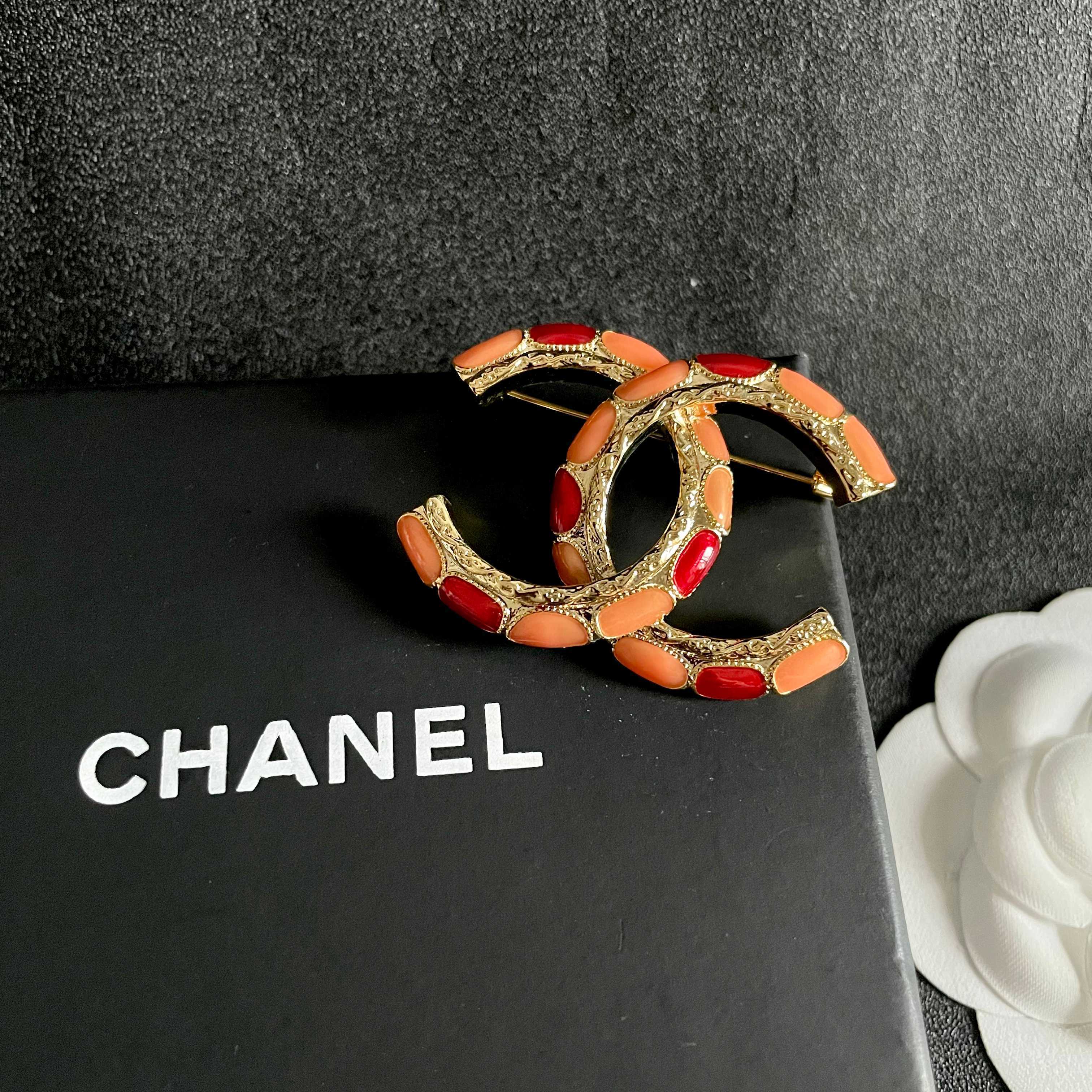 CHANEL🇫🇷小香 专柜新款同步上新香奈儿胸针，是最懂女人的饰物。那些倾注了全部心血去做自己的女人，往