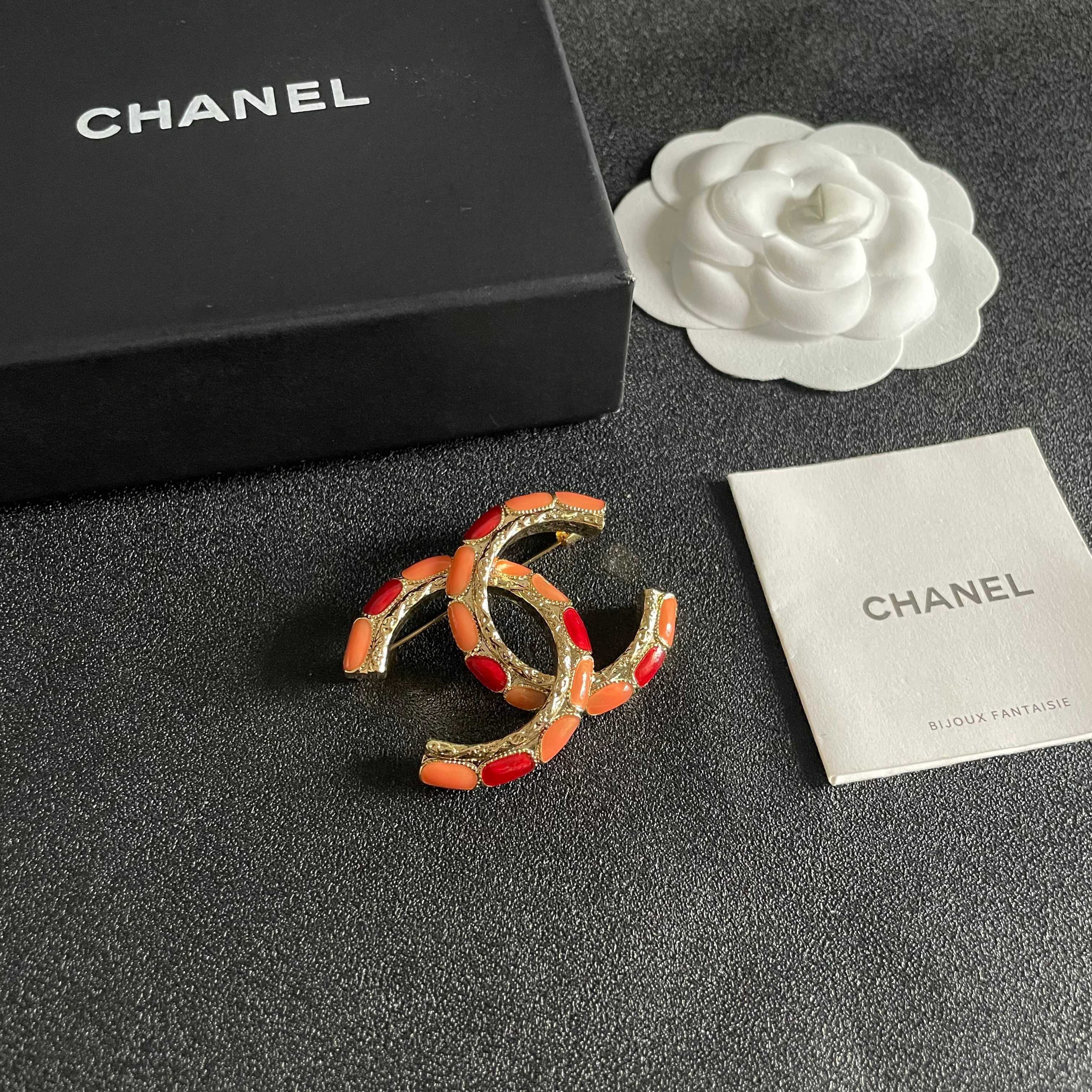 CHANEL🇫🇷小香 专柜新款同步上新香奈儿胸针，是最懂女人的饰物。那些倾注了全部心血去做自己的女人，往