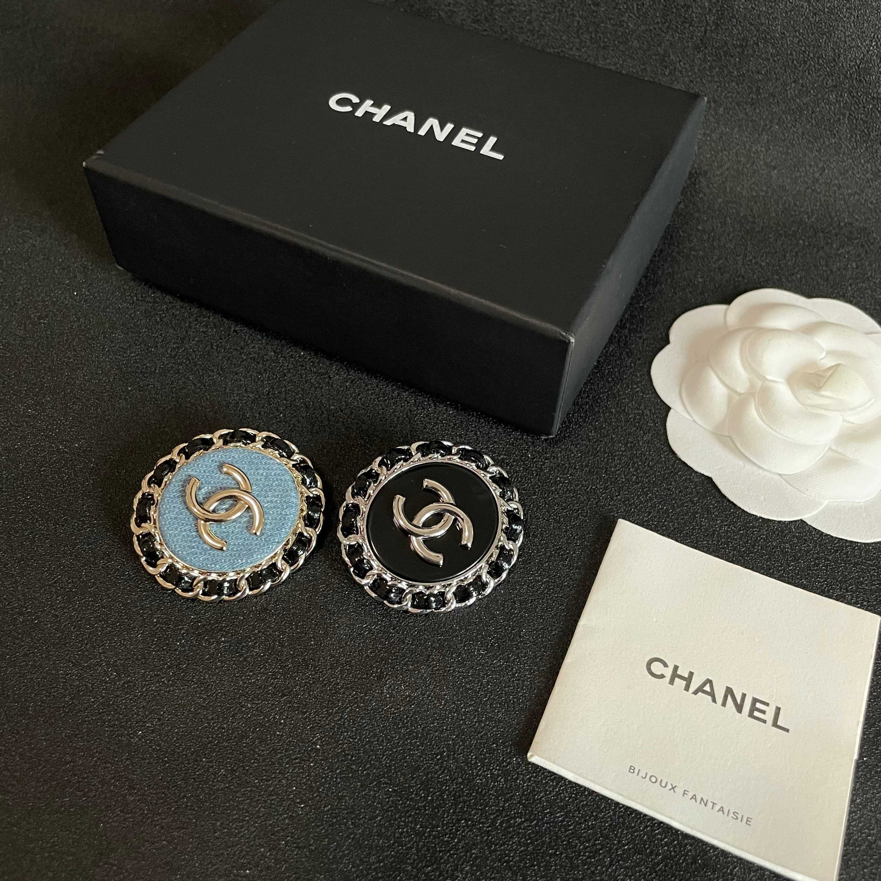 CHANEL🇫🇷小香 专柜新款同步上新香奈儿胸针，是最懂女人的饰物。那些倾注了全部心血去做自己的女人，往