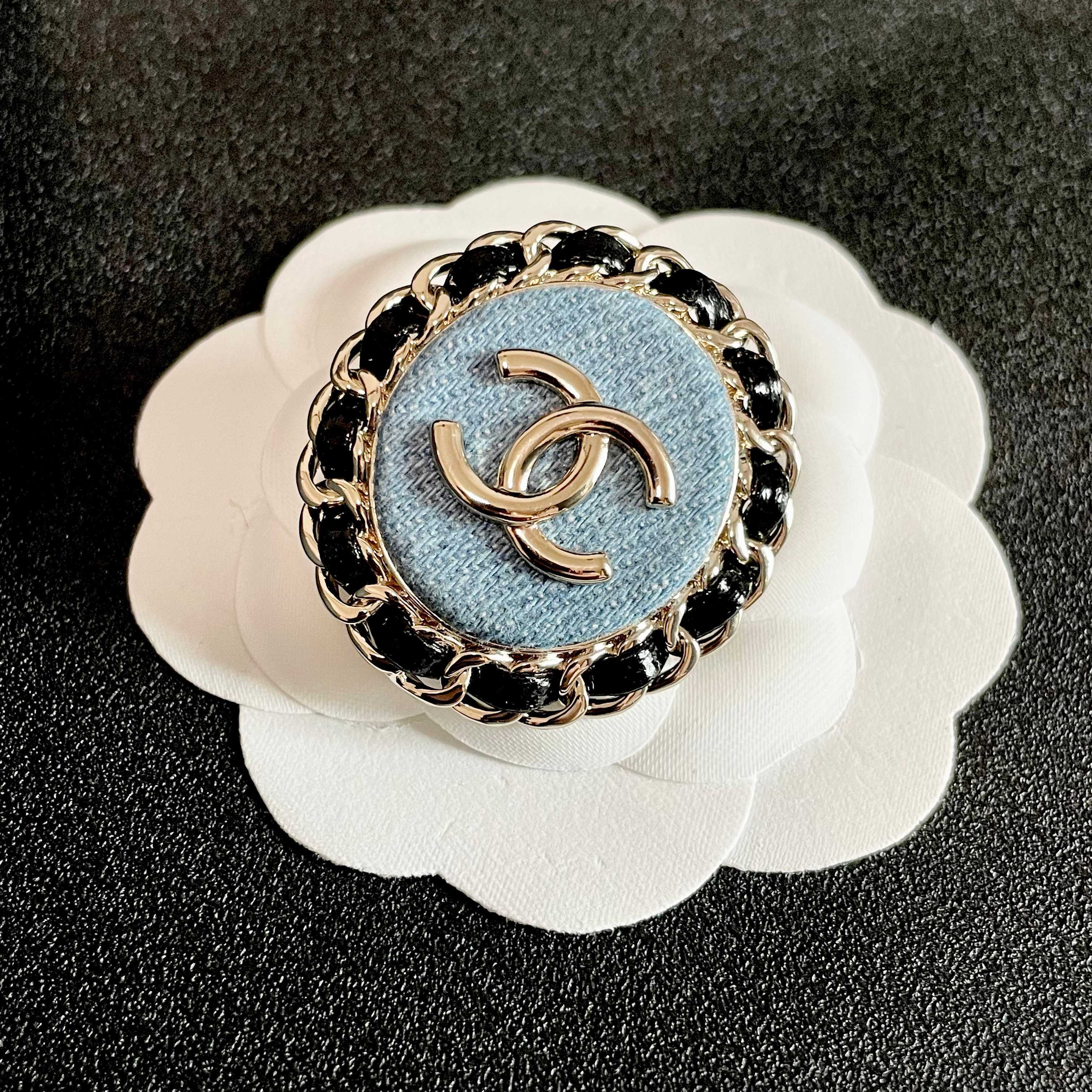 CHANEL🇫🇷小香 专柜新款同步上新香奈儿胸针，是最懂女人的饰物。那些倾注了全部心血去做自己的女人，往