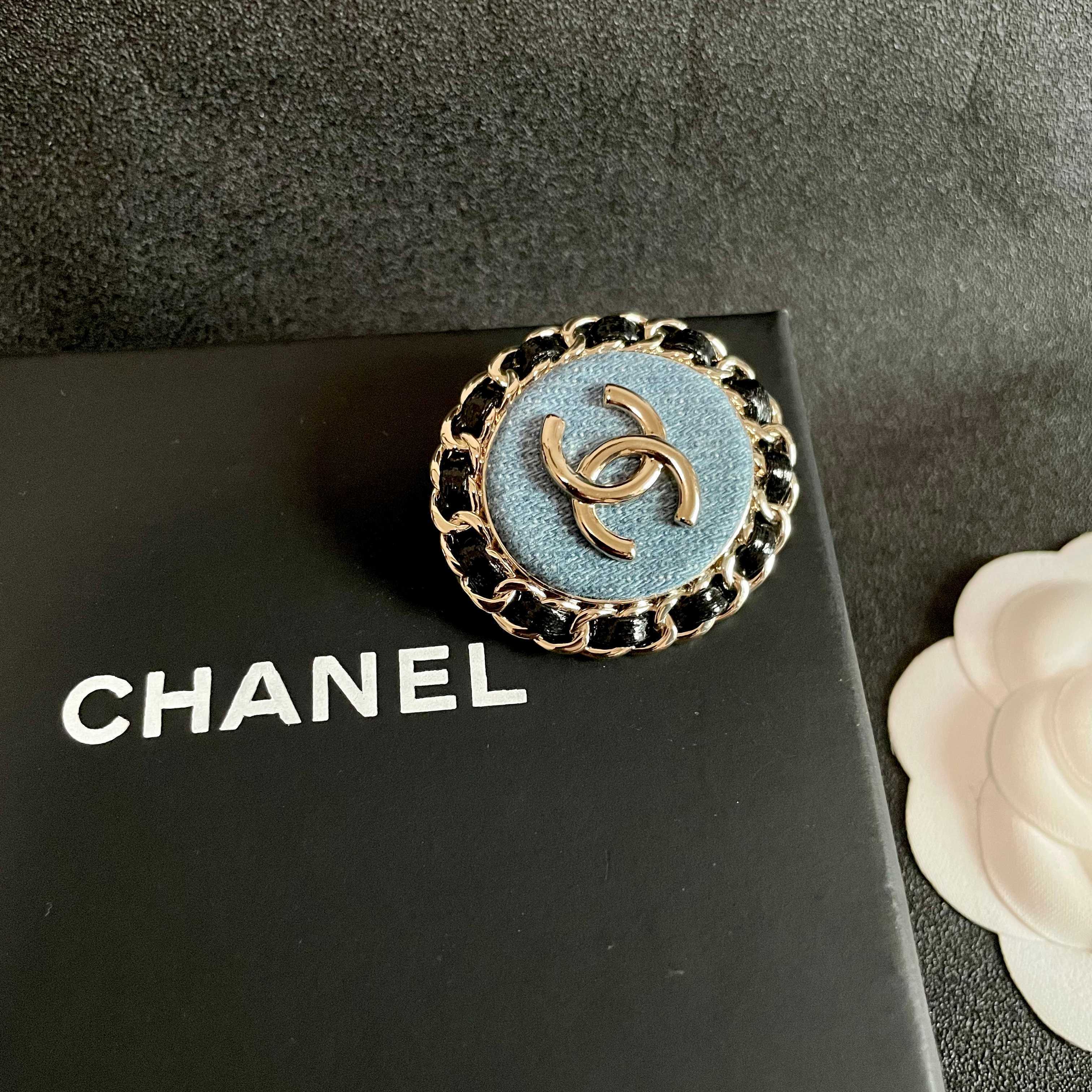 CHANEL🇫🇷小香 专柜新款同步上新香奈儿胸针，是最懂女人的饰物。那些倾注了全部心血去做自己的女人，往
