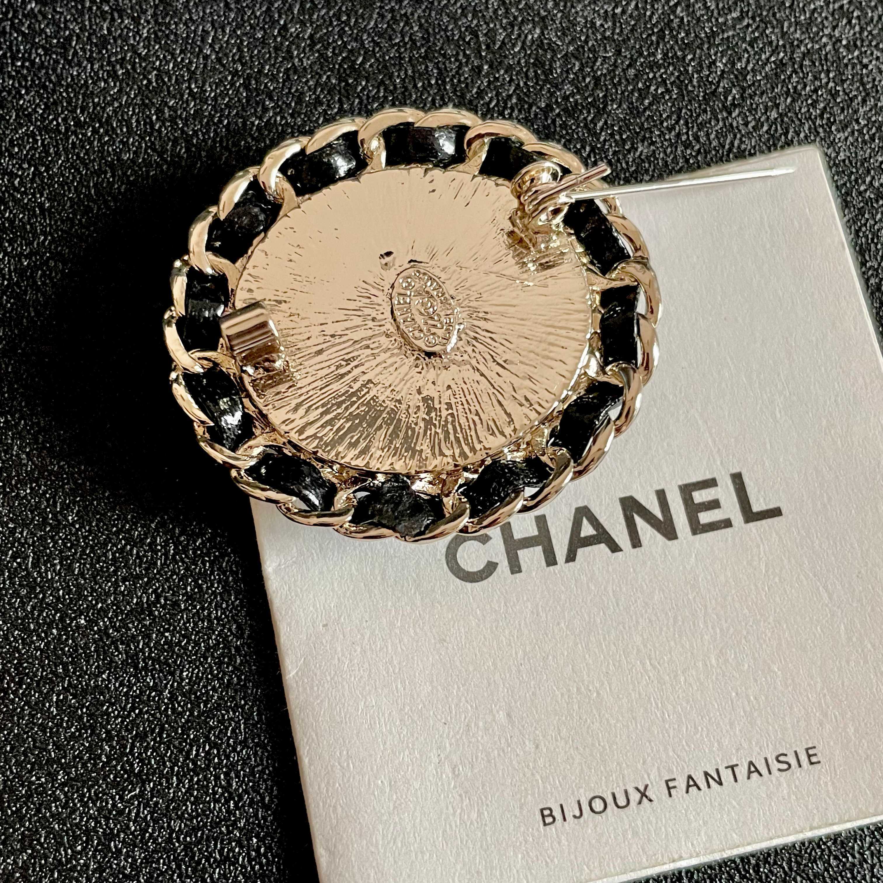 CHANEL🇫🇷小香 专柜新款同步上新香奈儿胸针，是最懂女人的饰物。那些倾注了全部心血去做自己的女人，往
